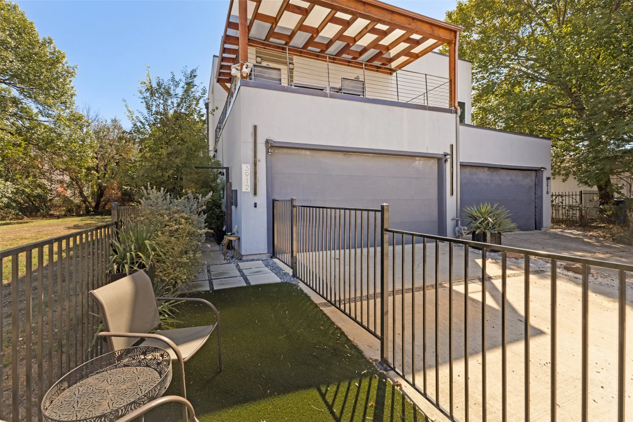 Single Family Residence For Sale in Dallas County , 3912 Munger Avenue, Dallas, Texas 75204, 3 Bedroom, 4 Bathroom, 2 Garage spaces, 2,800 Sqft, built in 2018, mls#21385722, Real Estate Agent in Dallas, Homes For Sale in Dallas county, Homes For Sale in Dallas, Realtor in Dallas Texas, Real Estate Brokerage Independent Realty Texas, Luminita Cordes Realtor