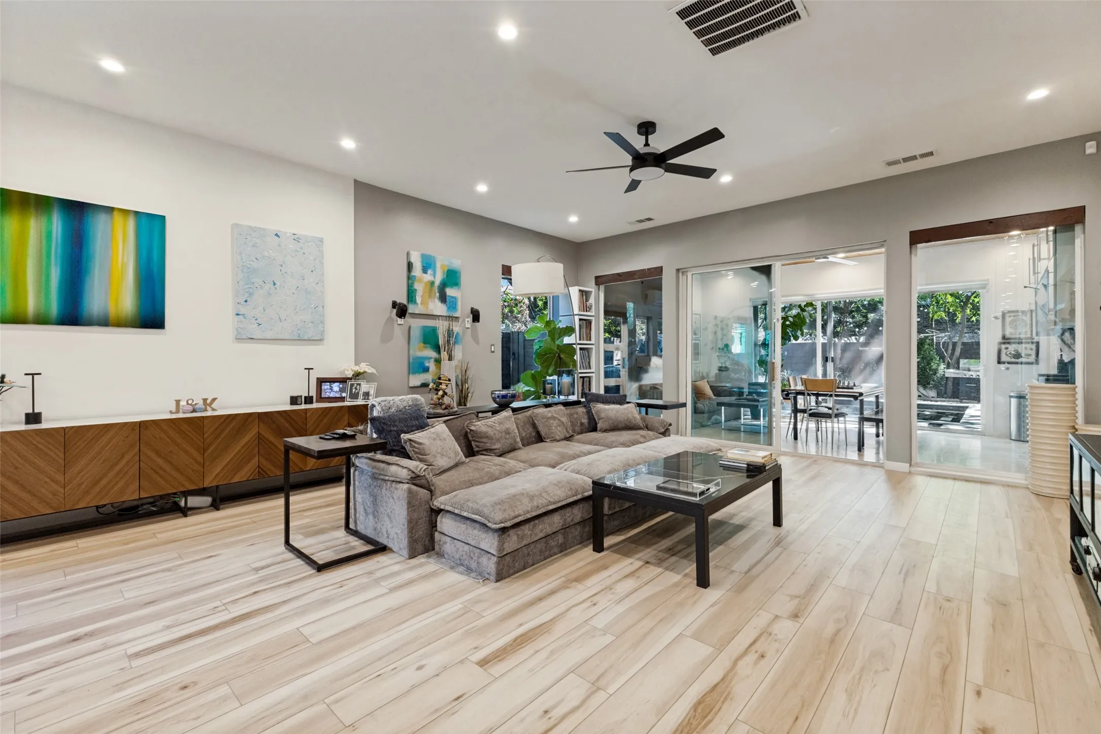 Single Family Residence For Sale in Dallas County , 3912 Munger Avenue, Dallas, Texas 75204, 3 Bedroom, 4 Bathroom, 2 Garage spaces, 2,800 Sqft, built in 2018, mls#21385722, Real Estate Agent in Dallas, Homes For Sale in Dallas county, Homes For Sale in Dallas, Realtor in Dallas Texas, Real Estate Brokerage Independent Realty Texas, Luminita Cordes Realtor