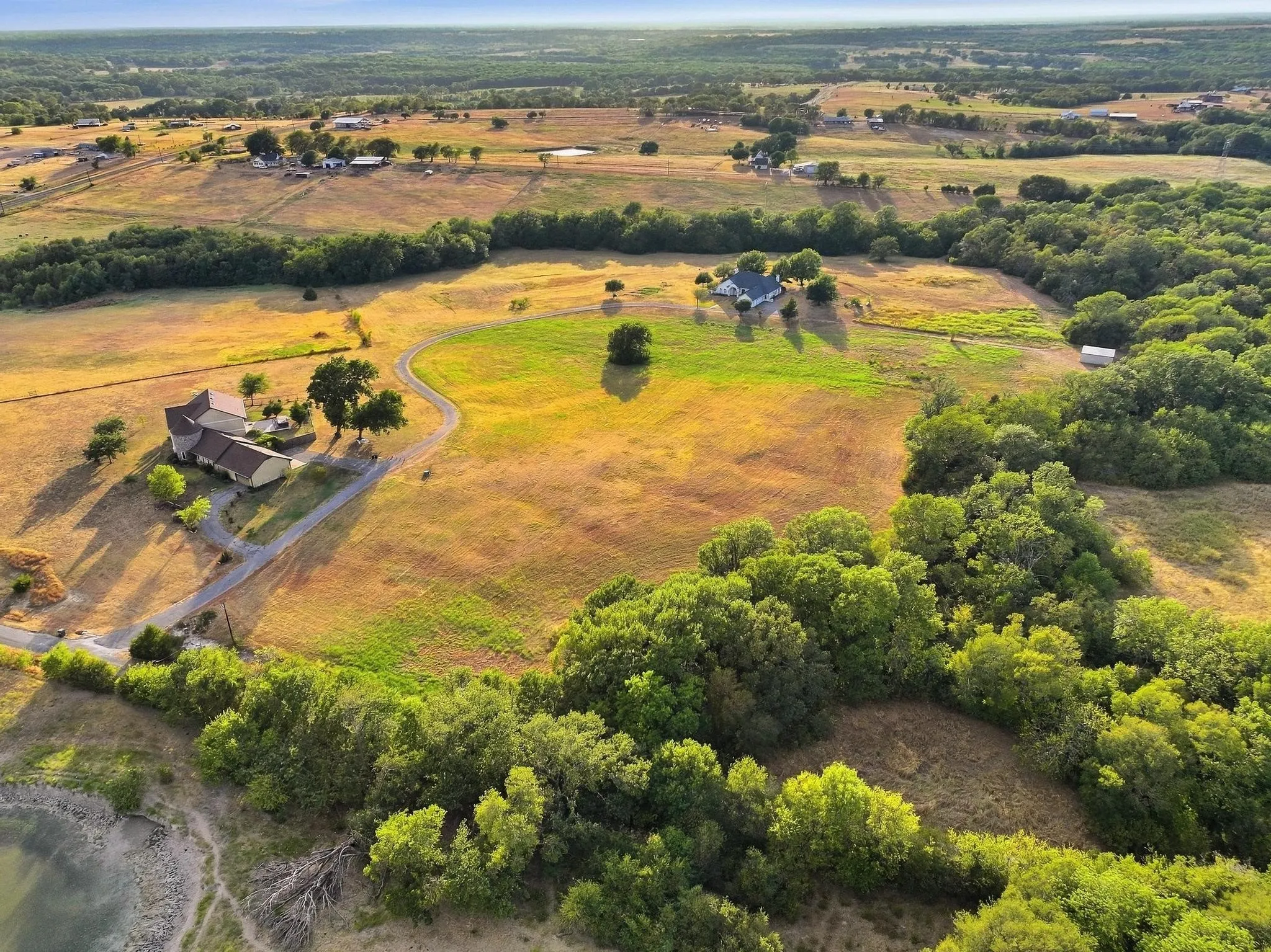 Single Family Residence For Sale in Grayson County , 205 Whitworth Road, Whitewright, Texas 75491, 3 Bedroom, 4 Bathroom, 3 Garage spaces, 3,268 Sqft, built in 1999, mls#21385781, Real Estate Agent in Whitewright, Homes For Sale in Grayson county, Homes For Sale in Whitewright, Realtor in Whitewright Texas, Real Estate Brokerage Independent Realty Texas, Luminita Cordes Realtor