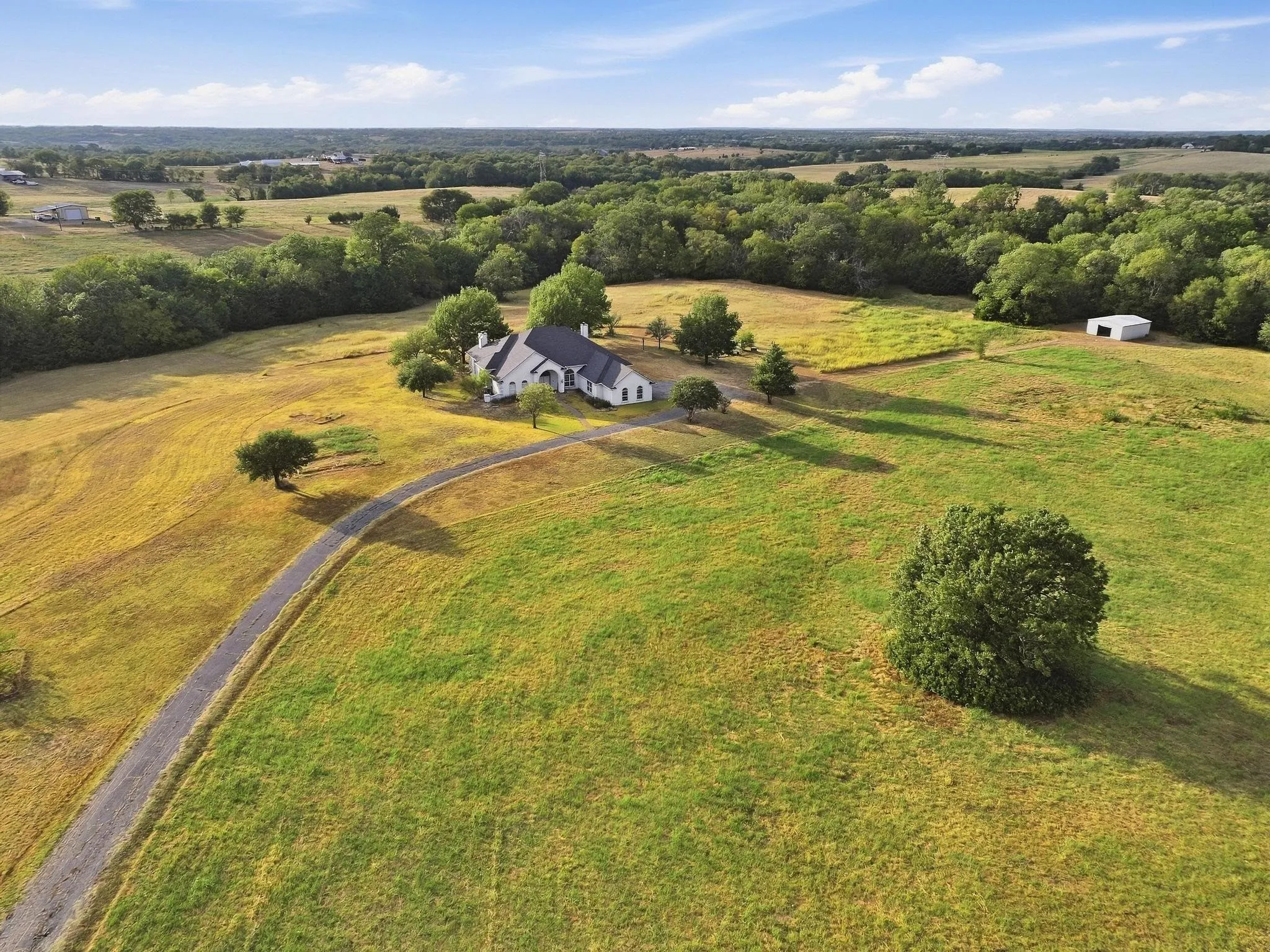 Single Family Residence For Sale in Grayson County , 205 Whitworth Road, Whitewright, Texas 75491, 3 Bedroom, 4 Bathroom, 3 Garage spaces, 3,268 Sqft, built in 1999, mls#21385781, Real Estate Agent in Whitewright, Homes For Sale in Grayson county, Homes For Sale in Whitewright, Realtor in Whitewright Texas, Real Estate Brokerage Independent Realty Texas, Luminita Cordes Realtor