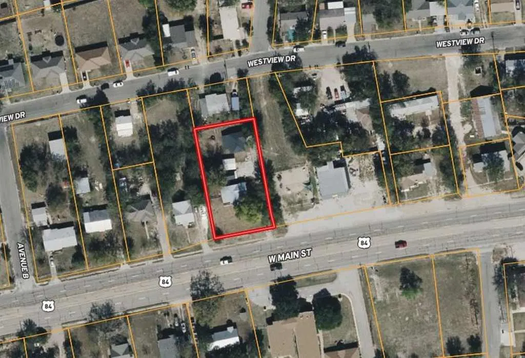 Aerial map showing the outlined property along Highway 84 in Gatesville; boundary is approximate.