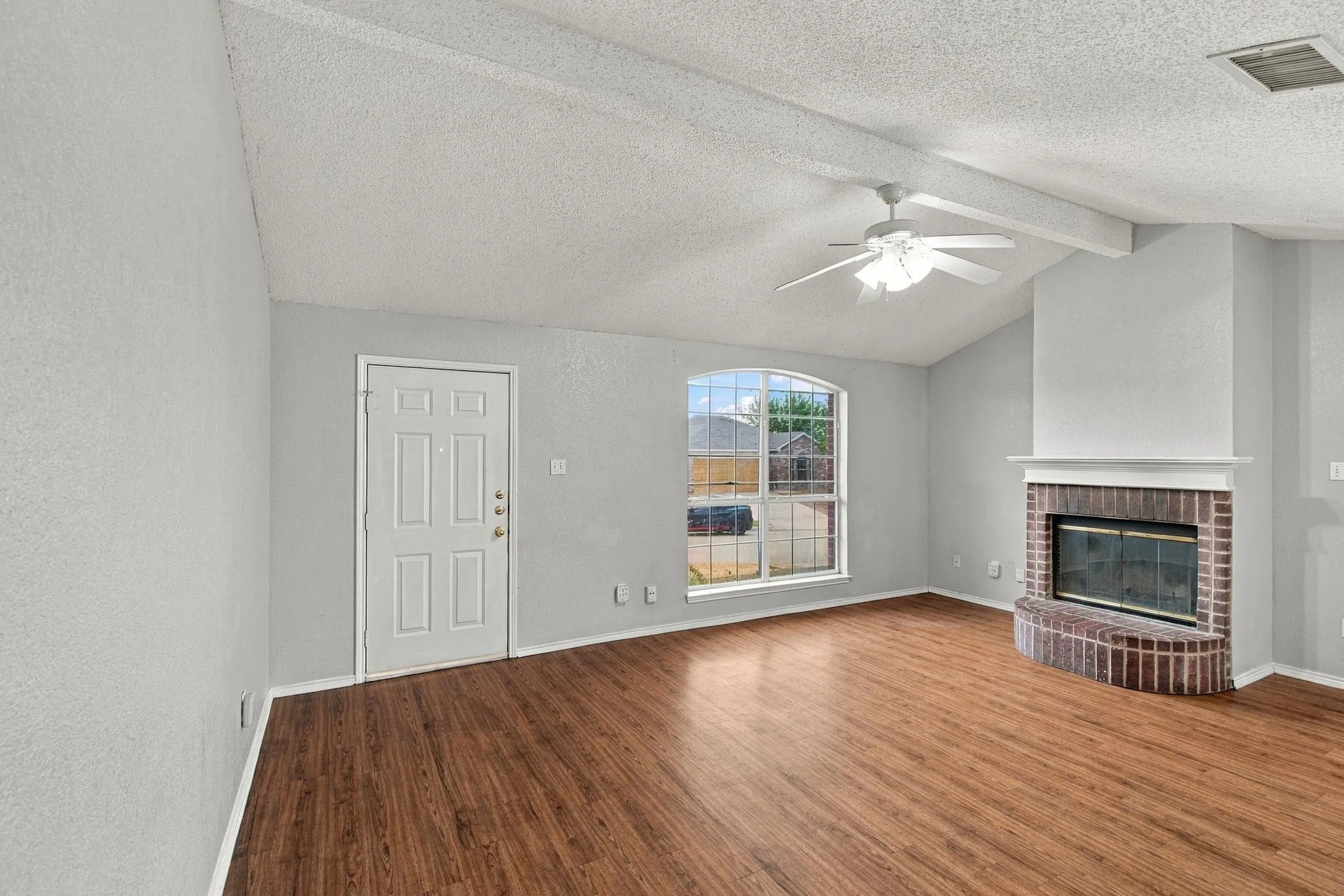 Single Family Residence For Rent in Tarrant County , 6433 Riverwater Trail, Fort Worth, Texas 76179, 3 Bedroom, 2 Bathroom, 2 Garage spaces, 1,150 Sqft, built in 1999, mls#21385646, Real Estate Agent in Fort Worth, Homes For Rent in Tarrant county, Homes For Rent in Fort Worth, Realtor in Fort Worth Texas, Real Estate Brokerage Independent Realty Texas, Luminita Cordes Realtor