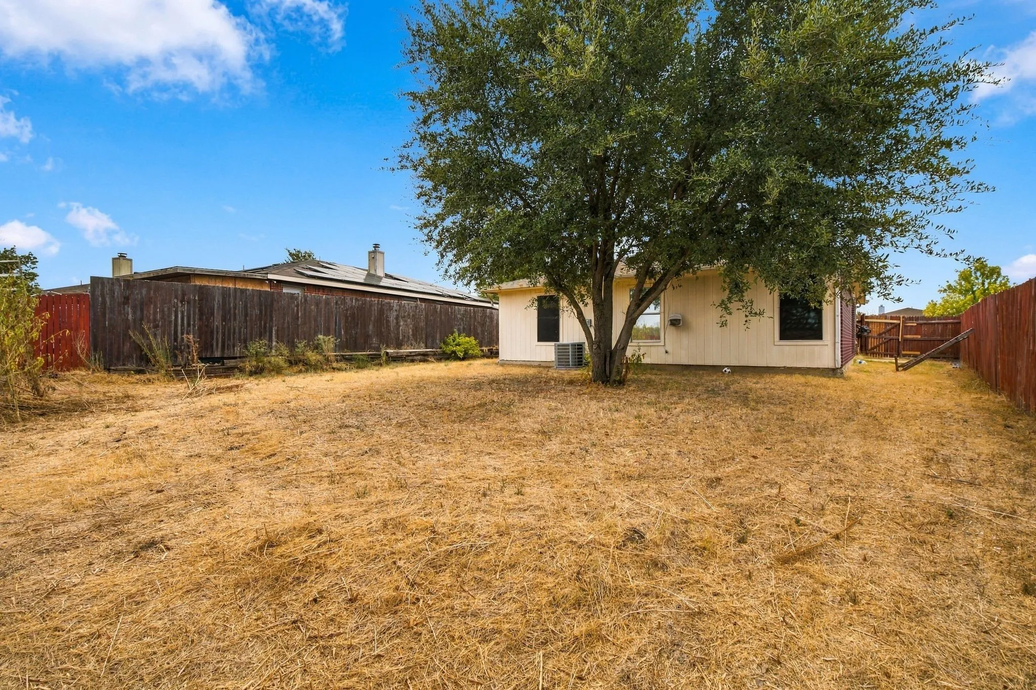 Single Family Residence For Rent in Tarrant County , 6433 Riverwater Trail, Fort Worth, Texas 76179, 3 Bedroom, 2 Bathroom, 2 Garage spaces, 1,150 Sqft, built in 1999, mls#21385646, Real Estate Agent in Fort Worth, Homes For Rent in Tarrant county, Homes For Rent in Fort Worth, Realtor in Fort Worth Texas, Real Estate Brokerage Independent Realty Texas, Luminita Cordes Realtor