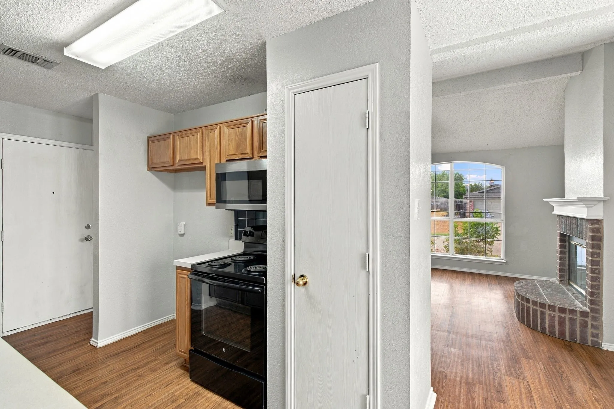 Single Family Residence For Rent in Tarrant County , 6433 Riverwater Trail, Fort Worth, Texas 76179, 3 Bedroom, 2 Bathroom, 2 Garage spaces, 1,150 Sqft, built in 1999, mls#21385646, Real Estate Agent in Fort Worth, Homes For Rent in Tarrant county, Homes For Rent in Fort Worth, Realtor in Fort Worth Texas, Real Estate Brokerage Independent Realty Texas, Luminita Cordes Realtor