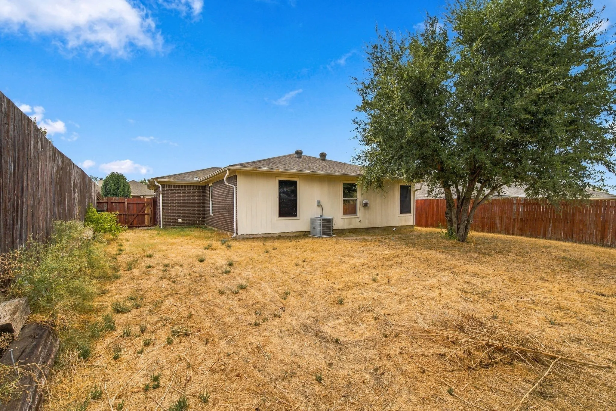 Single Family Residence For Rent in Tarrant County , 6433 Riverwater Trail, Fort Worth, Texas 76179, 3 Bedroom, 2 Bathroom, 2 Garage spaces, 1,150 Sqft, built in 1999, mls#21385646, Real Estate Agent in Fort Worth, Homes For Rent in Tarrant county, Homes For Rent in Fort Worth, Realtor in Fort Worth Texas, Real Estate Brokerage Independent Realty Texas, Luminita Cordes Realtor