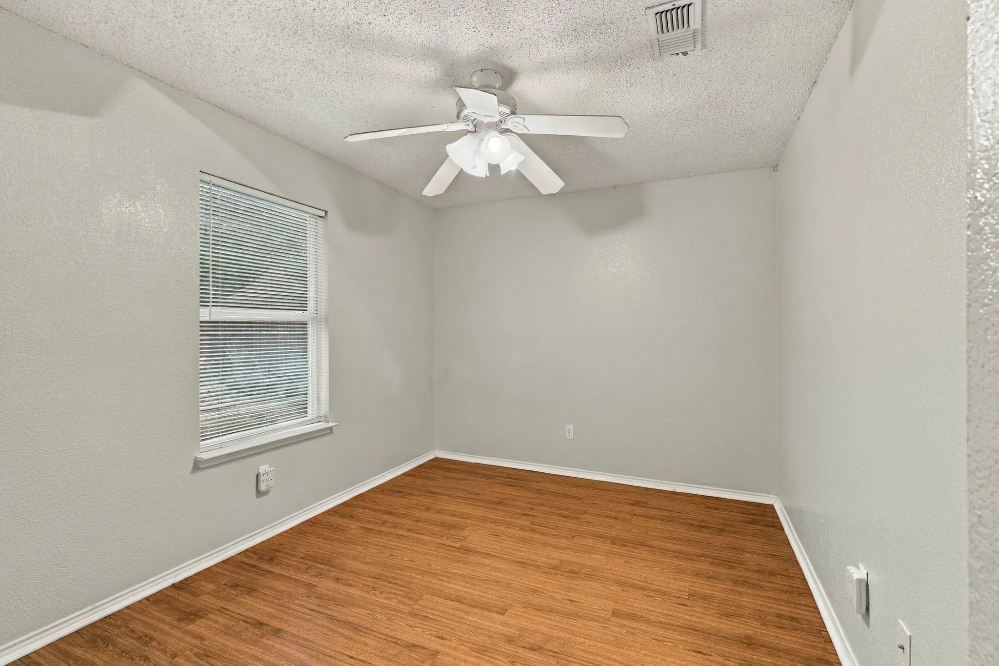 Single Family Residence For Rent in Tarrant County , 6433 Riverwater Trail, Fort Worth, Texas 76179, 3 Bedroom, 2 Bathroom, 2 Garage spaces, 1,150 Sqft, built in 1999, mls#21385646, Real Estate Agent in Fort Worth, Homes For Rent in Tarrant county, Homes For Rent in Fort Worth, Realtor in Fort Worth Texas, Real Estate Brokerage Independent Realty Texas, Luminita Cordes Realtor