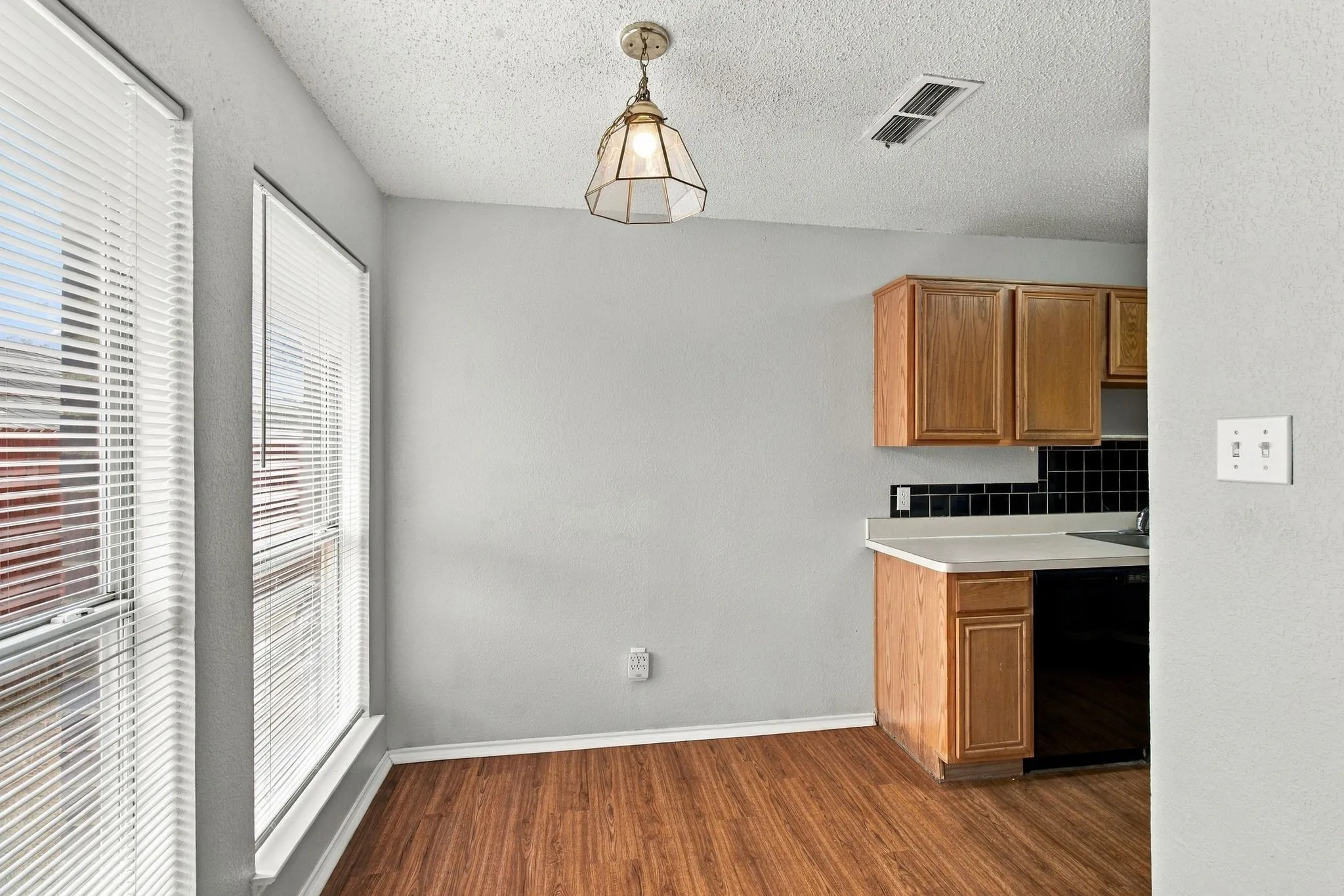 Single Family Residence For Rent in Tarrant County , 6433 Riverwater Trail, Fort Worth, Texas 76179, 3 Bedroom, 2 Bathroom, 2 Garage spaces, 1,150 Sqft, built in 1999, mls#21385646, Real Estate Agent in Fort Worth, Homes For Rent in Tarrant county, Homes For Rent in Fort Worth, Realtor in Fort Worth Texas, Real Estate Brokerage Independent Realty Texas, Luminita Cordes Realtor
