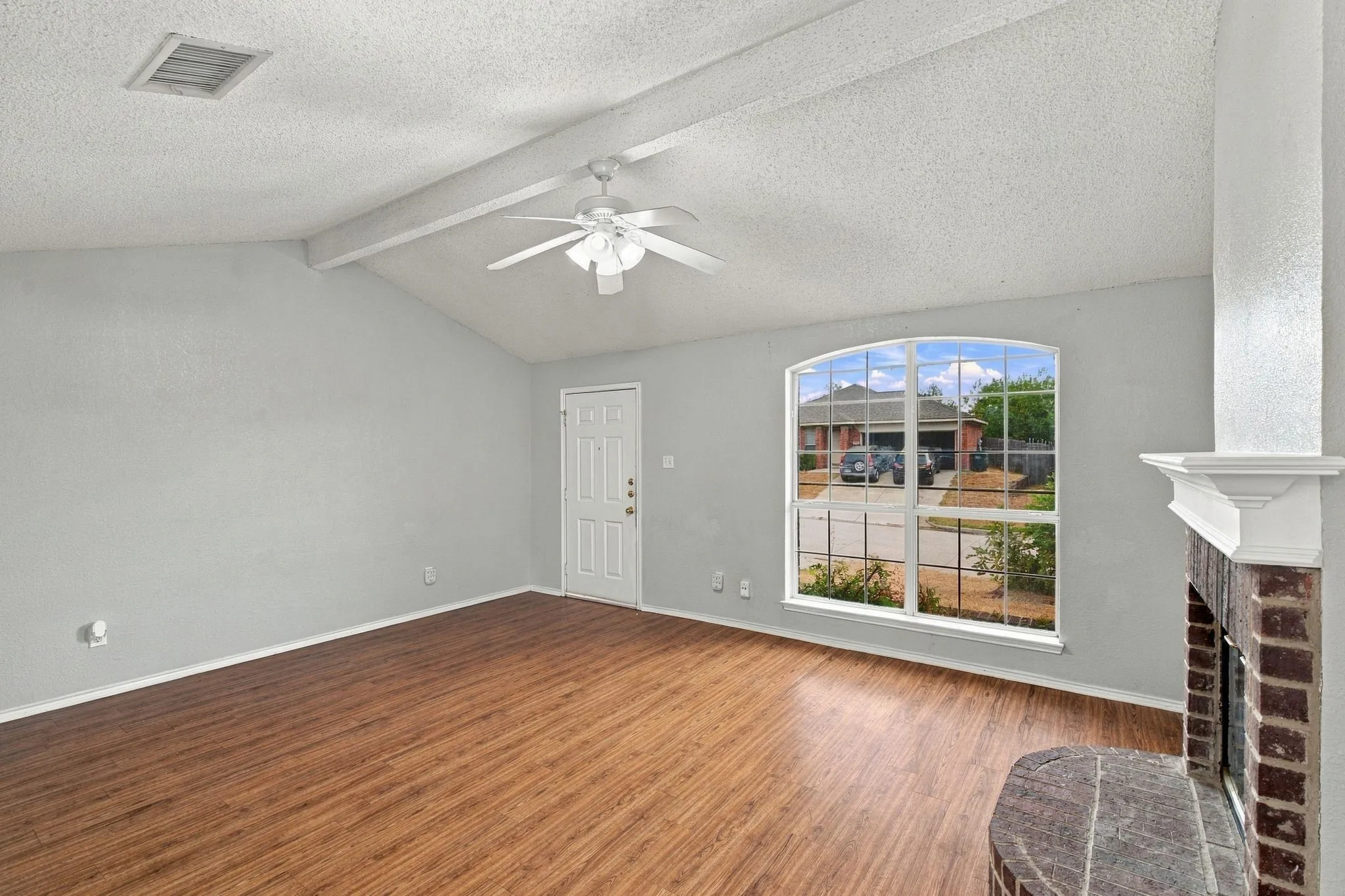 Single Family Residence For Rent in Tarrant County , 6433 Riverwater Trail, Fort Worth, Texas 76179, 3 Bedroom, 2 Bathroom, 2 Garage spaces, 1,150 Sqft, built in 1999, mls#21385646, Real Estate Agent in Fort Worth, Homes For Rent in Tarrant county, Homes For Rent in Fort Worth, Realtor in Fort Worth Texas, Real Estate Brokerage Independent Realty Texas, Luminita Cordes Realtor
