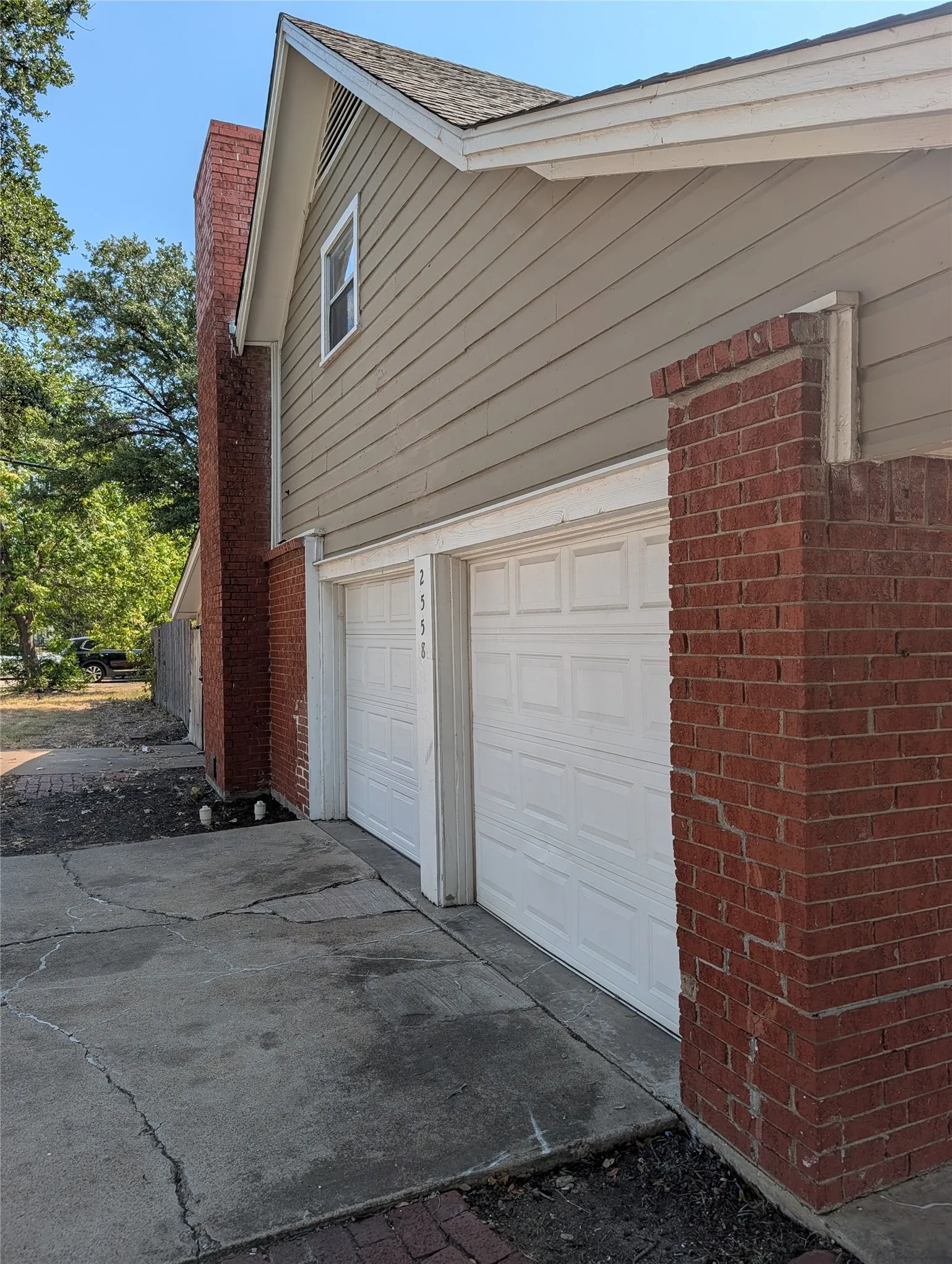 Single Family Residence For Rent in Tarrant County , 2558 Duringer Road, Fort Worth, Texas 76133, 4 Bedroom, 2 Bathroom, 2 Garage spaces, 2,200 Sqft, built in 1965, mls#21386020, Real Estate Agent in Fort Worth, Homes For Rent in Tarrant county, Homes For Rent in Fort Worth, Realtor in Fort Worth Texas, Real Estate Brokerage Independent Realty Texas, Luminita Cordes Realtor