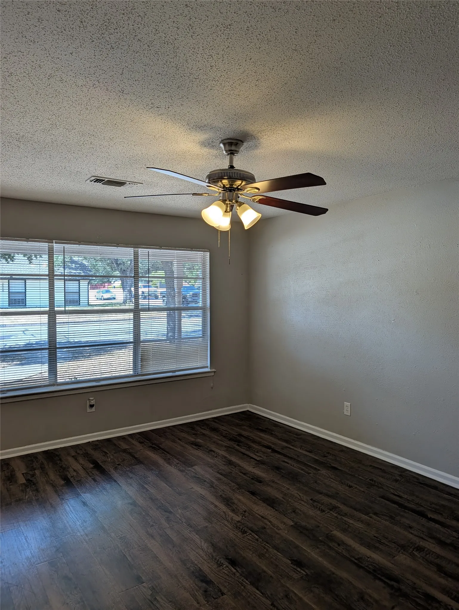 Single Family Residence For Rent in Tarrant County , 2558 Duringer Road, Fort Worth, Texas 76133, 4 Bedroom, 2 Bathroom, 2 Garage spaces, 2,200 Sqft, built in 1965, mls#21386020, Real Estate Agent in Fort Worth, Homes For Rent in Tarrant county, Homes For Rent in Fort Worth, Realtor in Fort Worth Texas, Real Estate Brokerage Independent Realty Texas, Luminita Cordes Realtor