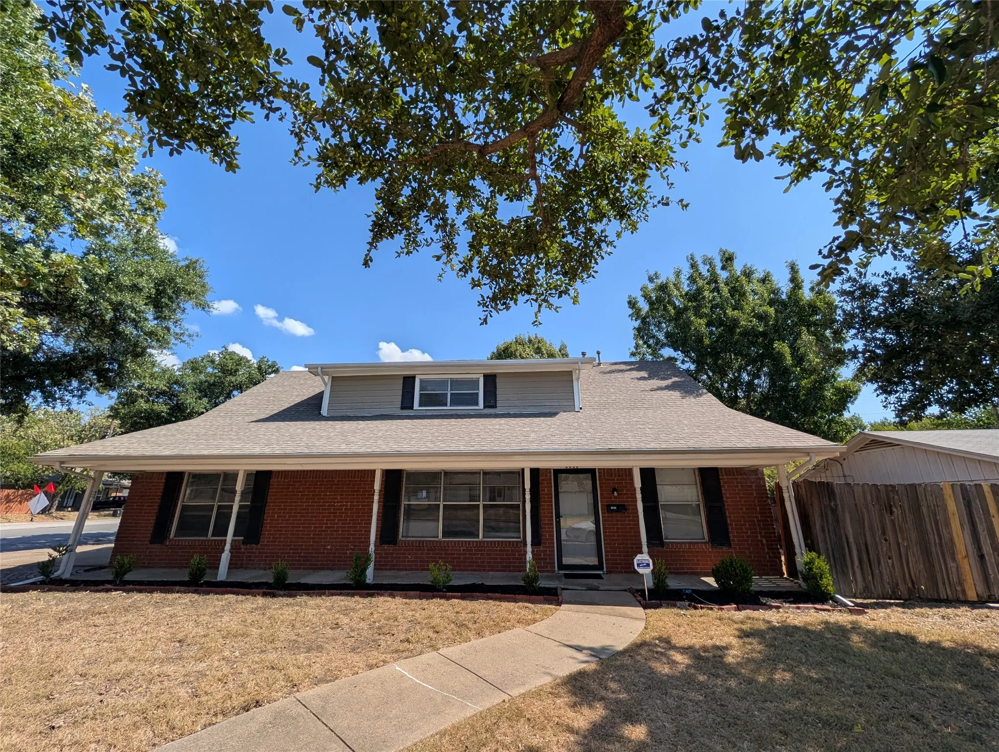Single Family Residence For Rent in Tarrant County , 2558 Duringer Road, Fort Worth, Texas 76133, 4 Bedroom, 2 Bathroom, 2 Garage spaces, 2,200 Sqft, built in 1965, mls#21386020, Real Estate Agent in Fort Worth, Homes For Rent in Tarrant county, Homes For Rent in Fort Worth, Realtor in Fort Worth Texas, Real Estate Brokerage Independent Realty Texas, Luminita Cordes Realtor
