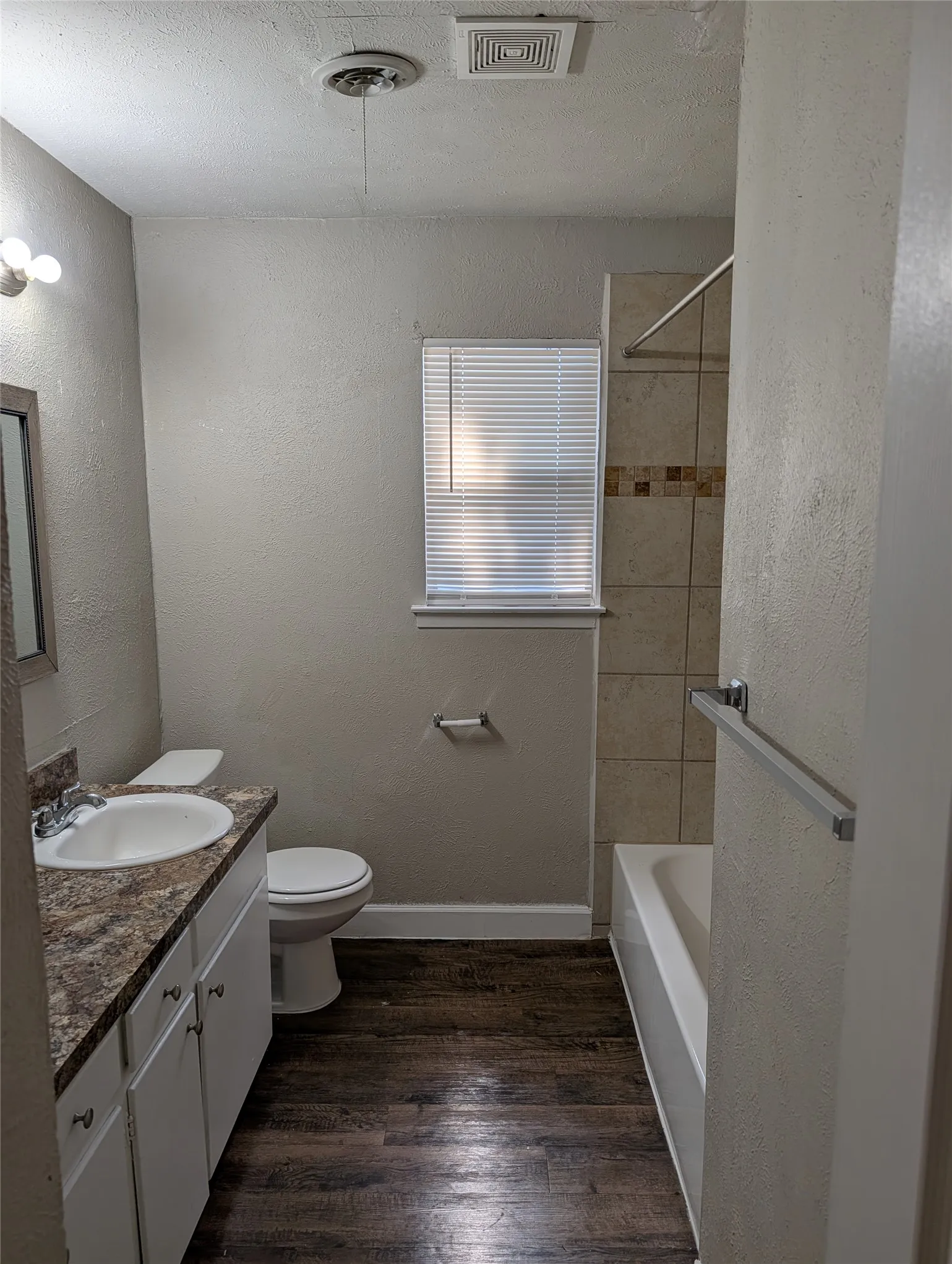 Single Family Residence For Rent in Tarrant County , 2558 Duringer Road, Fort Worth, Texas 76133, 4 Bedroom, 2 Bathroom, 2 Garage spaces, 2,200 Sqft, built in 1965, mls#21386020, Real Estate Agent in Fort Worth, Homes For Rent in Tarrant county, Homes For Rent in Fort Worth, Realtor in Fort Worth Texas, Real Estate Brokerage Independent Realty Texas, Luminita Cordes Realtor