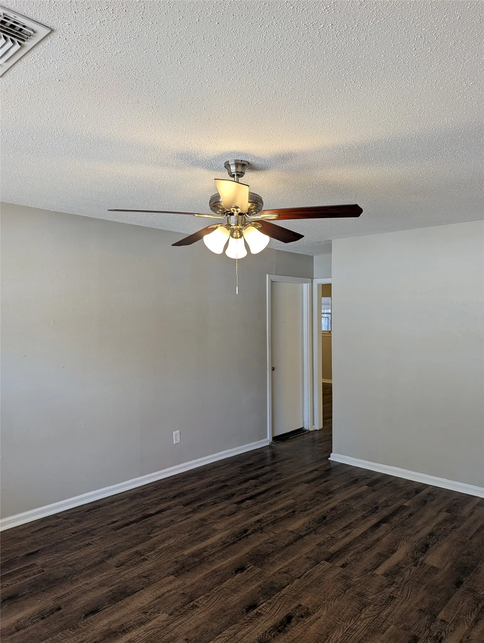 Single Family Residence For Rent in Tarrant County , 2558 Duringer Road, Fort Worth, Texas 76133, 4 Bedroom, 2 Bathroom, 2 Garage spaces, 2,200 Sqft, built in 1965, mls#21386020, Real Estate Agent in Fort Worth, Homes For Rent in Tarrant county, Homes For Rent in Fort Worth, Realtor in Fort Worth Texas, Real Estate Brokerage Independent Realty Texas, Luminita Cordes Realtor