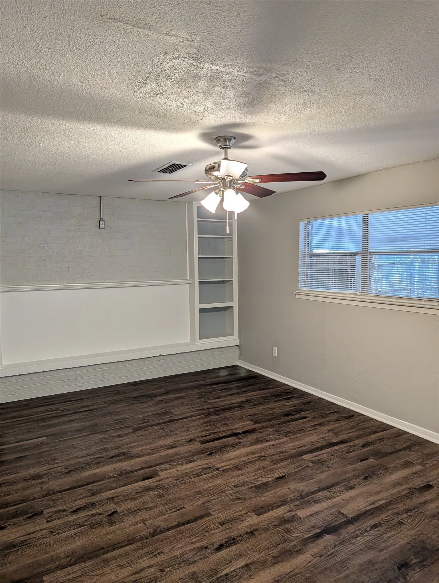 Single Family Residence For Rent in Tarrant County , 2558 Duringer Road, Fort Worth, Texas 76133, 4 Bedroom, 2 Bathroom, 2 Garage spaces, 2,200 Sqft, built in 1965, mls#21386020, Real Estate Agent in Fort Worth, Homes For Rent in Tarrant county, Homes For Rent in Fort Worth, Realtor in Fort Worth Texas, Real Estate Brokerage Independent Realty Texas, Luminita Cordes Realtor