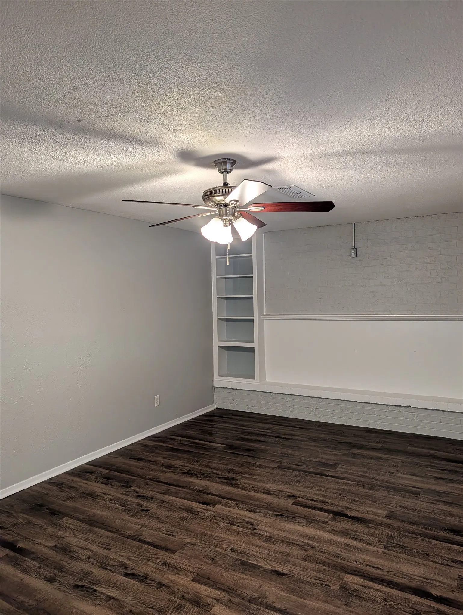 Single Family Residence For Rent in Tarrant County , 2558 Duringer Road, Fort Worth, Texas 76133, 4 Bedroom, 2 Bathroom, 2 Garage spaces, 2,200 Sqft, built in 1965, mls#21386020, Real Estate Agent in Fort Worth, Homes For Rent in Tarrant county, Homes For Rent in Fort Worth, Realtor in Fort Worth Texas, Real Estate Brokerage Independent Realty Texas, Luminita Cordes Realtor