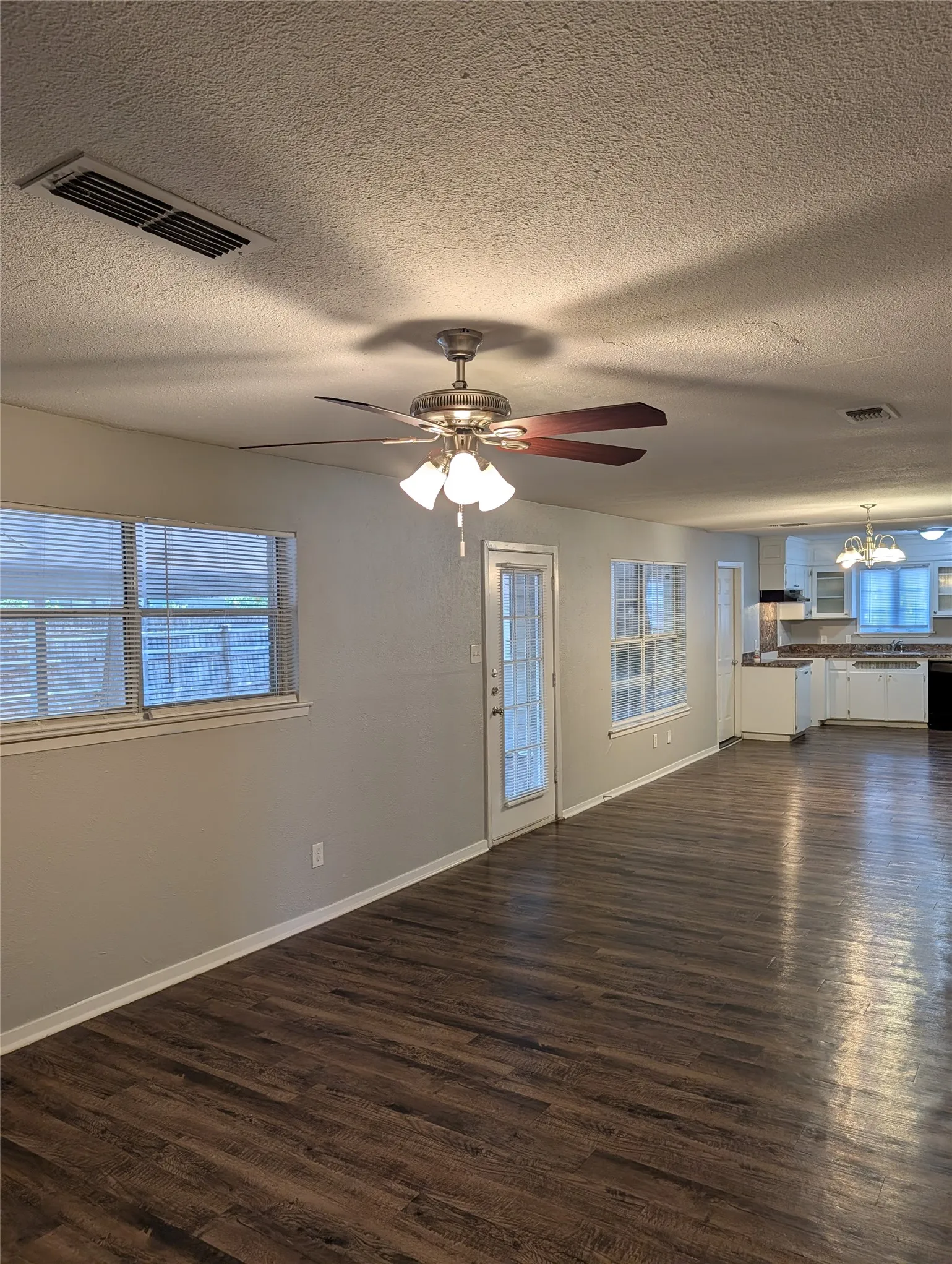 Single Family Residence For Rent in Tarrant County , 2558 Duringer Road, Fort Worth, Texas 76133, 4 Bedroom, 2 Bathroom, 2 Garage spaces, 2,200 Sqft, built in 1965, mls#21386020, Real Estate Agent in Fort Worth, Homes For Rent in Tarrant county, Homes For Rent in Fort Worth, Realtor in Fort Worth Texas, Real Estate Brokerage Independent Realty Texas, Luminita Cordes Realtor