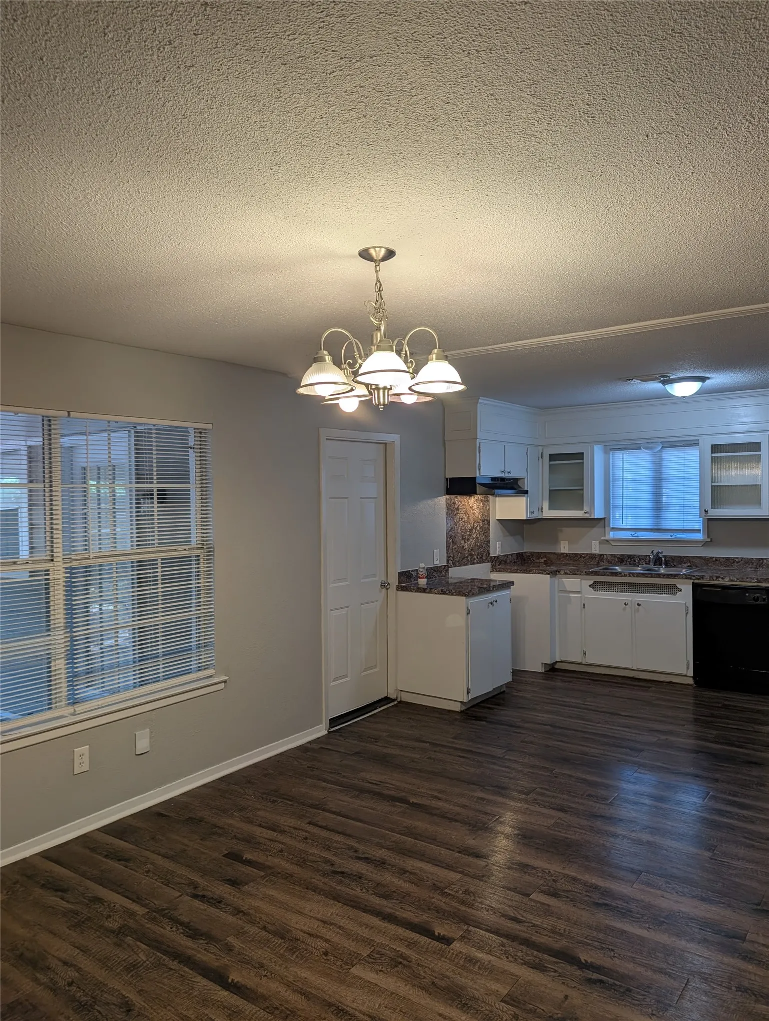 Single Family Residence For Rent in Tarrant County , 2558 Duringer Road, Fort Worth, Texas 76133, 4 Bedroom, 2 Bathroom, 2 Garage spaces, 2,200 Sqft, built in 1965, mls#21386020, Real Estate Agent in Fort Worth, Homes For Rent in Tarrant county, Homes For Rent in Fort Worth, Realtor in Fort Worth Texas, Real Estate Brokerage Independent Realty Texas, Luminita Cordes Realtor