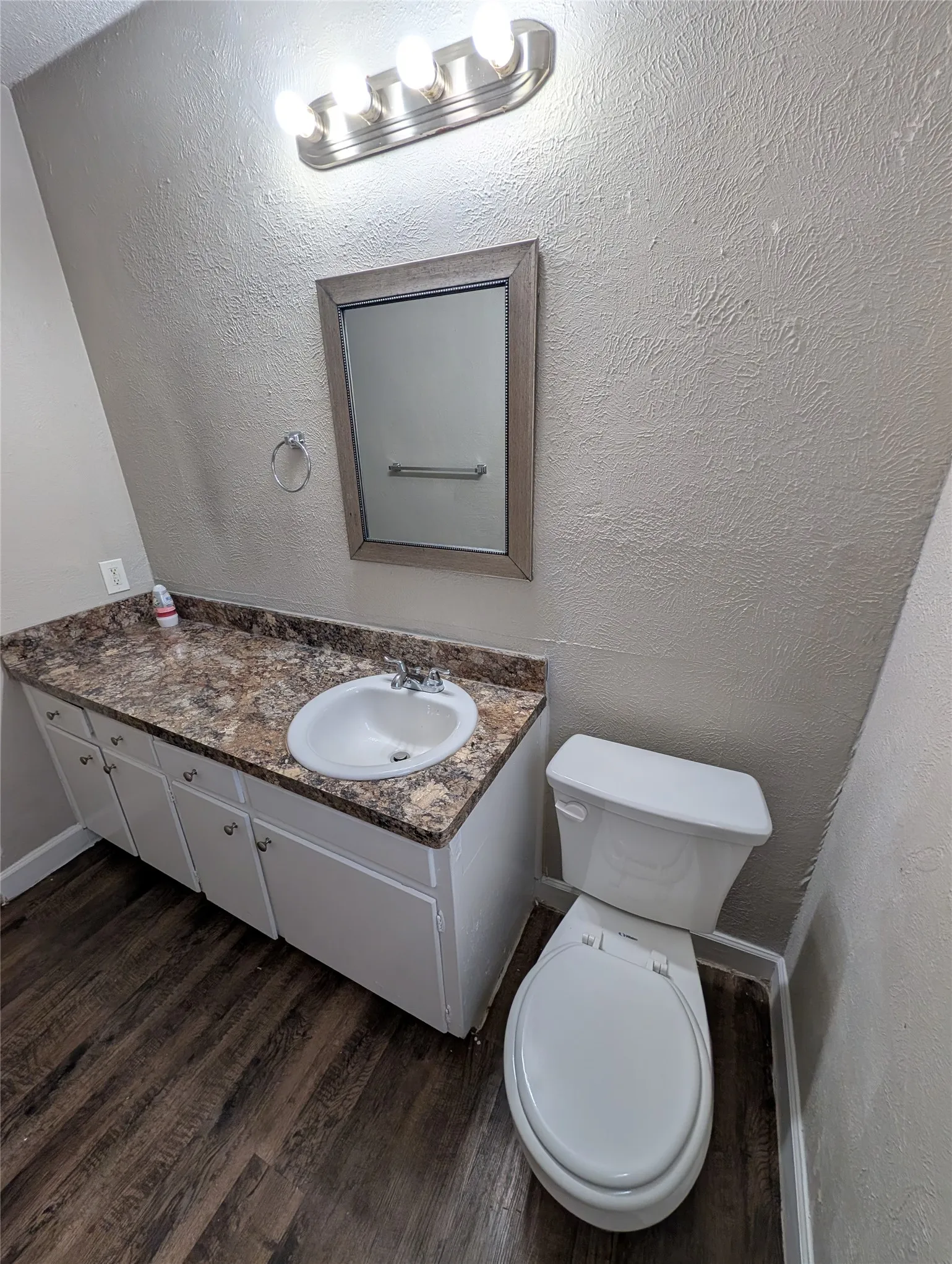 Single Family Residence For Rent in Tarrant County , 2558 Duringer Road, Fort Worth, Texas 76133, 4 Bedroom, 2 Bathroom, 2 Garage spaces, 2,200 Sqft, built in 1965, mls#21386020, Real Estate Agent in Fort Worth, Homes For Rent in Tarrant county, Homes For Rent in Fort Worth, Realtor in Fort Worth Texas, Real Estate Brokerage Independent Realty Texas, Luminita Cordes Realtor