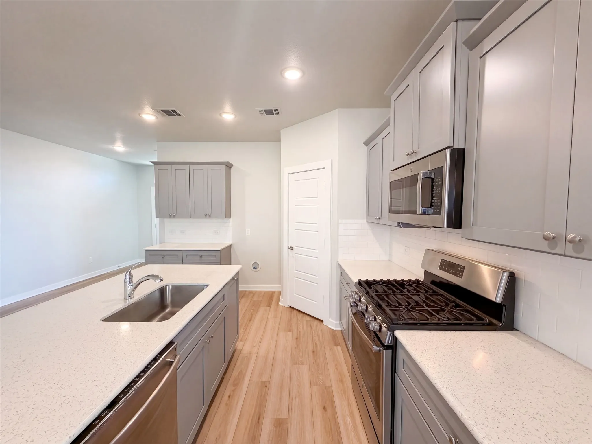 Single Family Residence For Sale in Denton County , 14316 Spitfire Trail, Fort Worth, Texas 76262, 5 Bedroom, 3 Bathroom, 2 Garage spaces, 3,036 Sqft, built in 2019, mls#21386011, Real Estate Agent in Fort Worth, Homes For Sale in Denton county, Homes For Sale in Fort Worth, Realtor in Fort Worth Texas, Real Estate Brokerage Independent Realty Texas, Luminita Cordes Realtor
