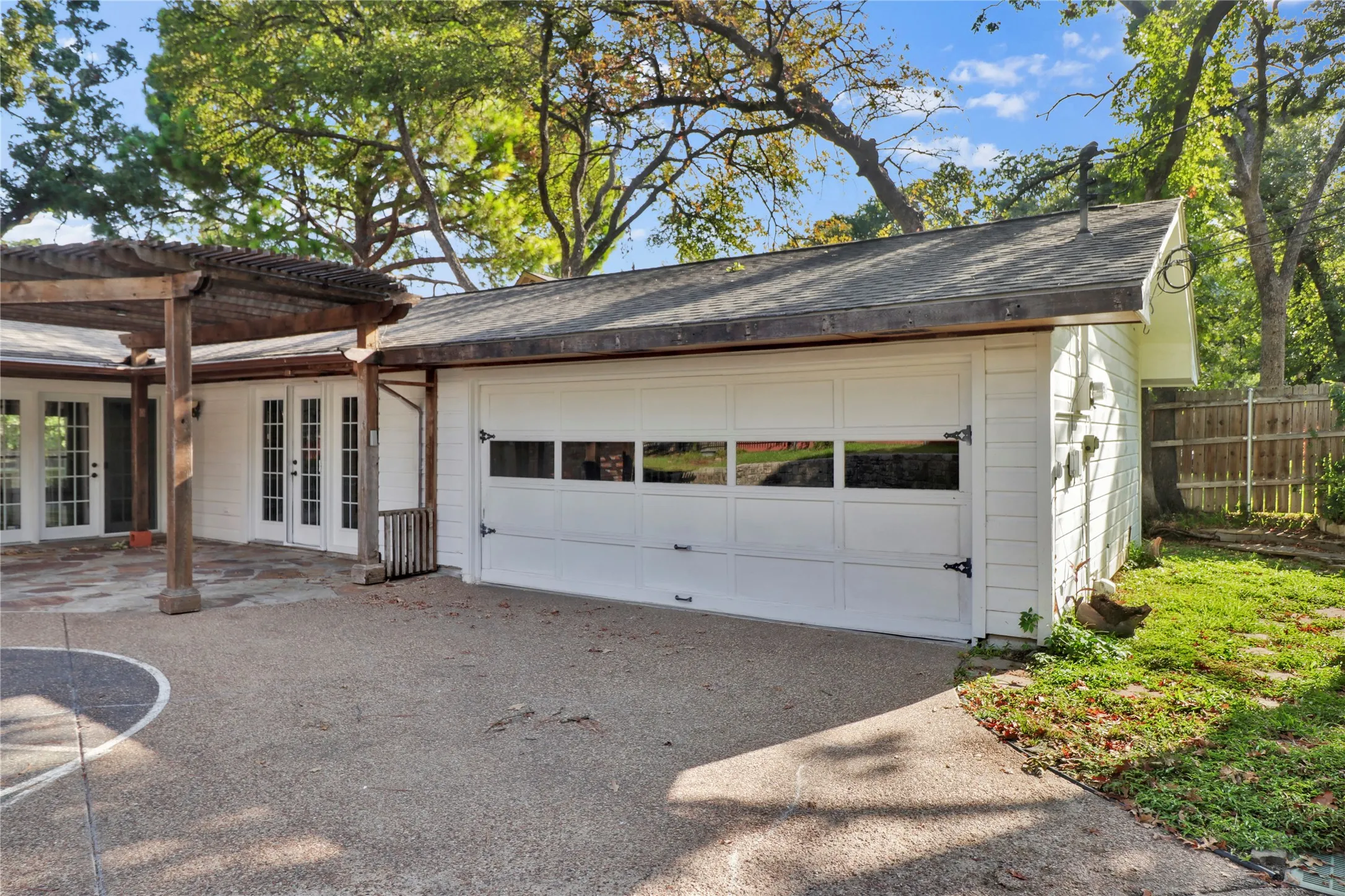 Single Family Residence For Sale in Tarrant County , 2706 Oak Cliff Lane, Arlington, Texas 76012, 4 Bedroom, 3 Bathroom, 2 Garage spaces, 2,582 Sqft, built in 1965, mls#21383124, Real Estate Agent in Arlington, Homes For Sale in Tarrant county, Homes For Sale in Arlington, Realtor in Arlington Texas, Real Estate Brokerage Independent Realty Texas, Luminita Cordes Realtor