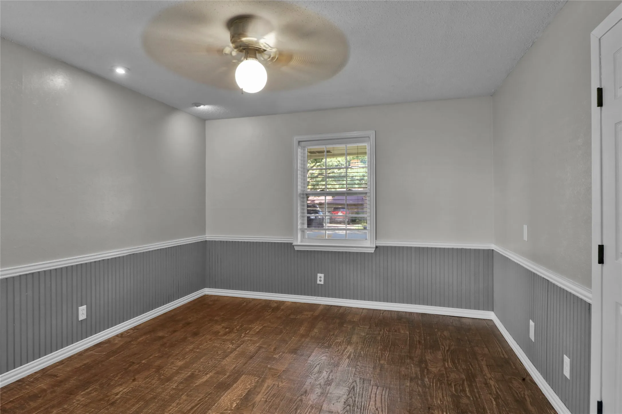 Single Family Residence For Sale in Tarrant County , 2706 Oak Cliff Lane, Arlington, Texas 76012, 4 Bedroom, 3 Bathroom, 2 Garage spaces, 2,582 Sqft, built in 1965, mls#21383124, Real Estate Agent in Arlington, Homes For Sale in Tarrant county, Homes For Sale in Arlington, Realtor in Arlington Texas, Real Estate Brokerage Independent Realty Texas, Luminita Cordes Realtor