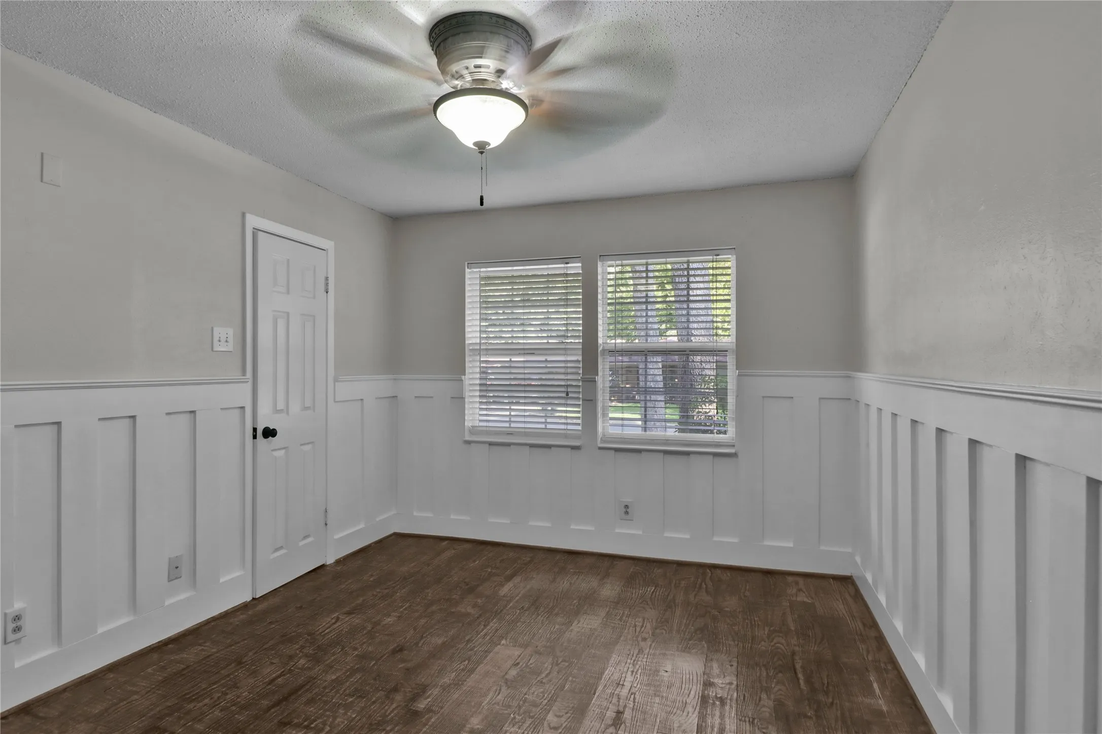 Single Family Residence For Sale in Tarrant County , 2706 Oak Cliff Lane, Arlington, Texas 76012, 4 Bedroom, 3 Bathroom, 2 Garage spaces, 2,582 Sqft, built in 1965, mls#21383124, Real Estate Agent in Arlington, Homes For Sale in Tarrant county, Homes For Sale in Arlington, Realtor in Arlington Texas, Real Estate Brokerage Independent Realty Texas, Luminita Cordes Realtor