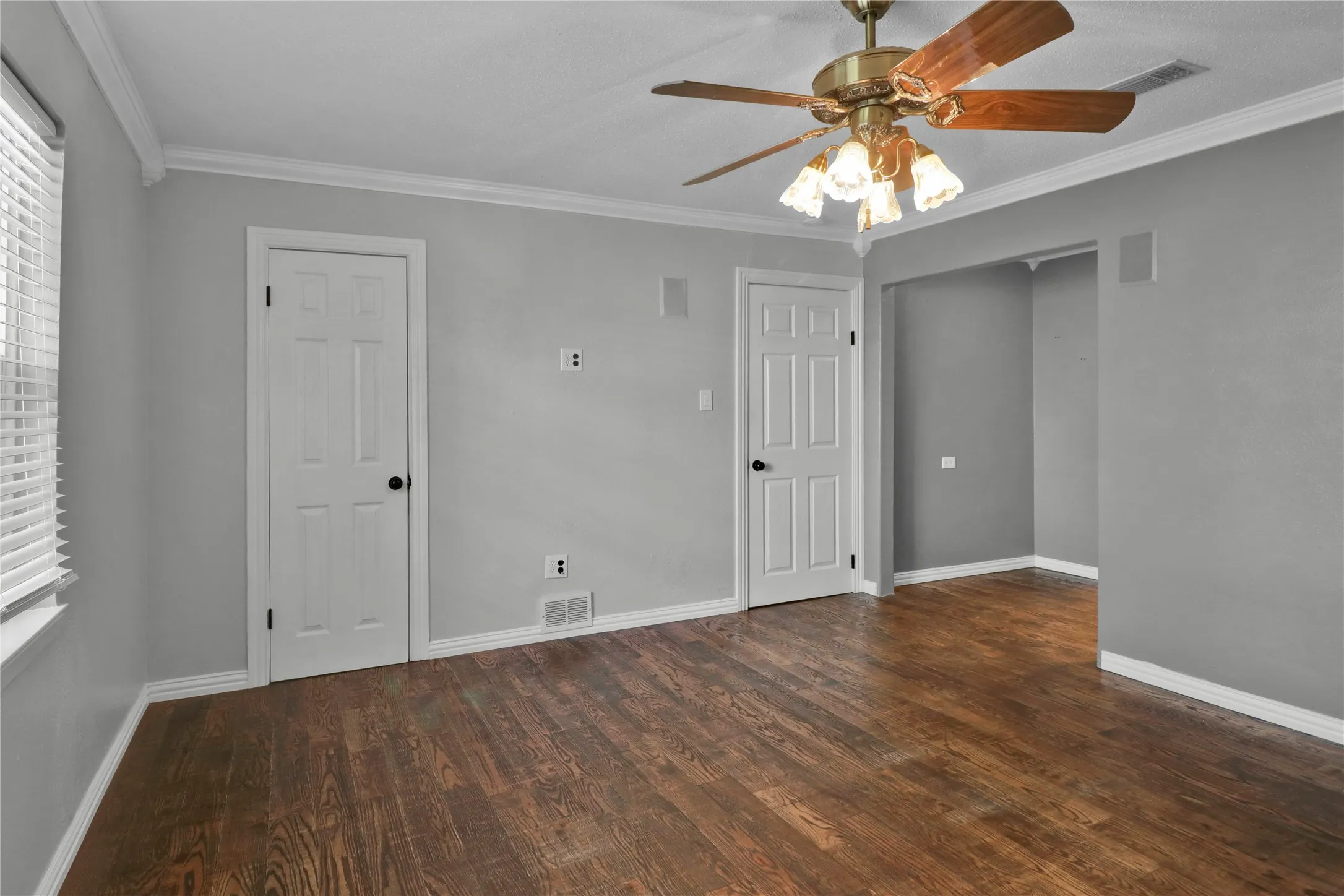 Single Family Residence For Sale in Tarrant County , 2706 Oak Cliff Lane, Arlington, Texas 76012, 4 Bedroom, 3 Bathroom, 2 Garage spaces, 2,582 Sqft, built in 1965, mls#21383124, Real Estate Agent in Arlington, Homes For Sale in Tarrant county, Homes For Sale in Arlington, Realtor in Arlington Texas, Real Estate Brokerage Independent Realty Texas, Luminita Cordes Realtor