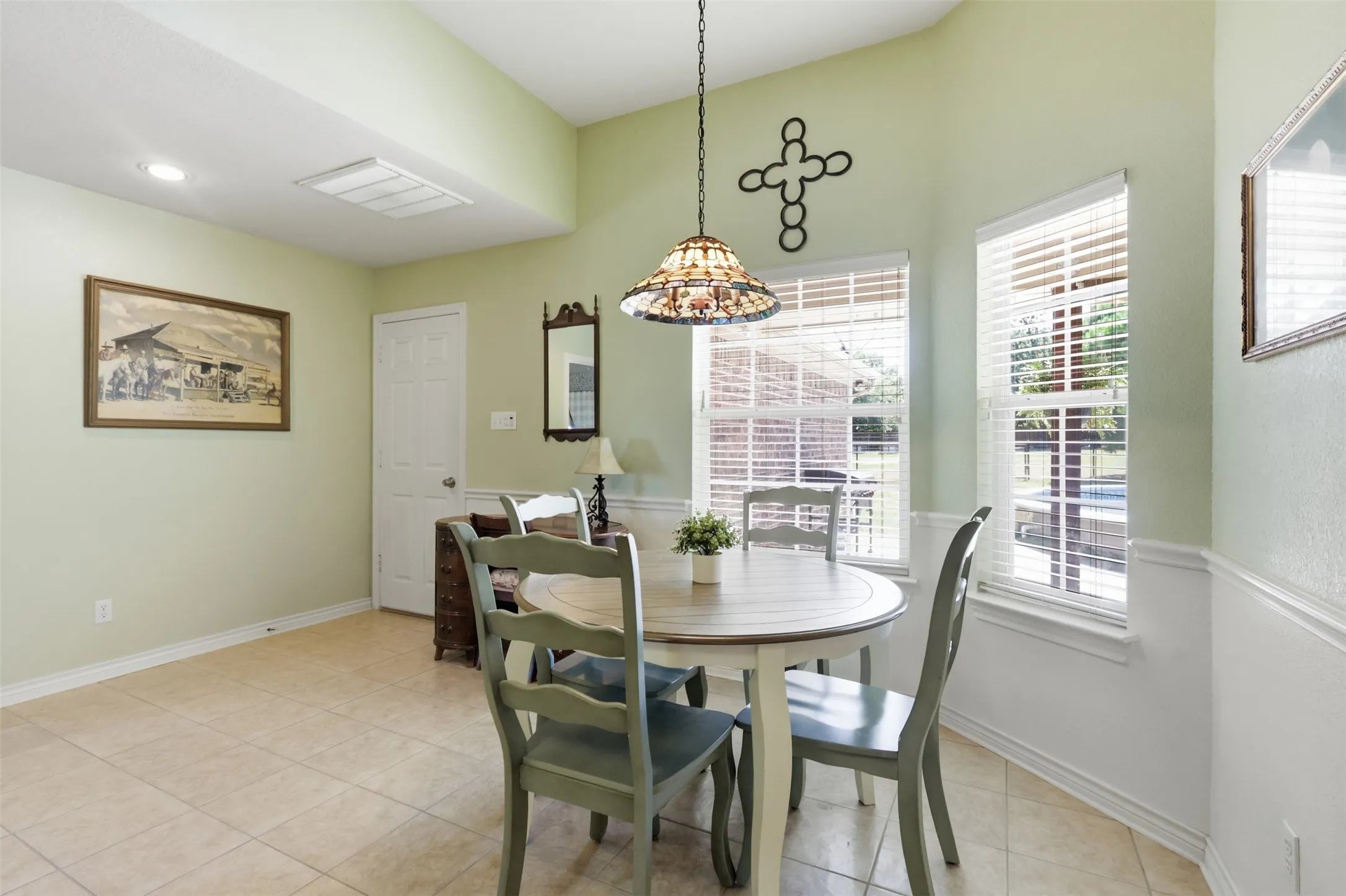 Single Family Residence For Rent in Parker County , 109 Crestwood Lane, Springtown, Texas 76082, 3 Bedroom, 2 Bathroom, 2 Garage spaces, 1,970 Sqft, built in 2003, mls#21386007, Real Estate Agent in Springtown, Homes For Rent in Parker county, Homes For Rent in Springtown, Realtor in Springtown Texas, Real Estate Brokerage Independent Realty Texas, Luminita Cordes Realtor