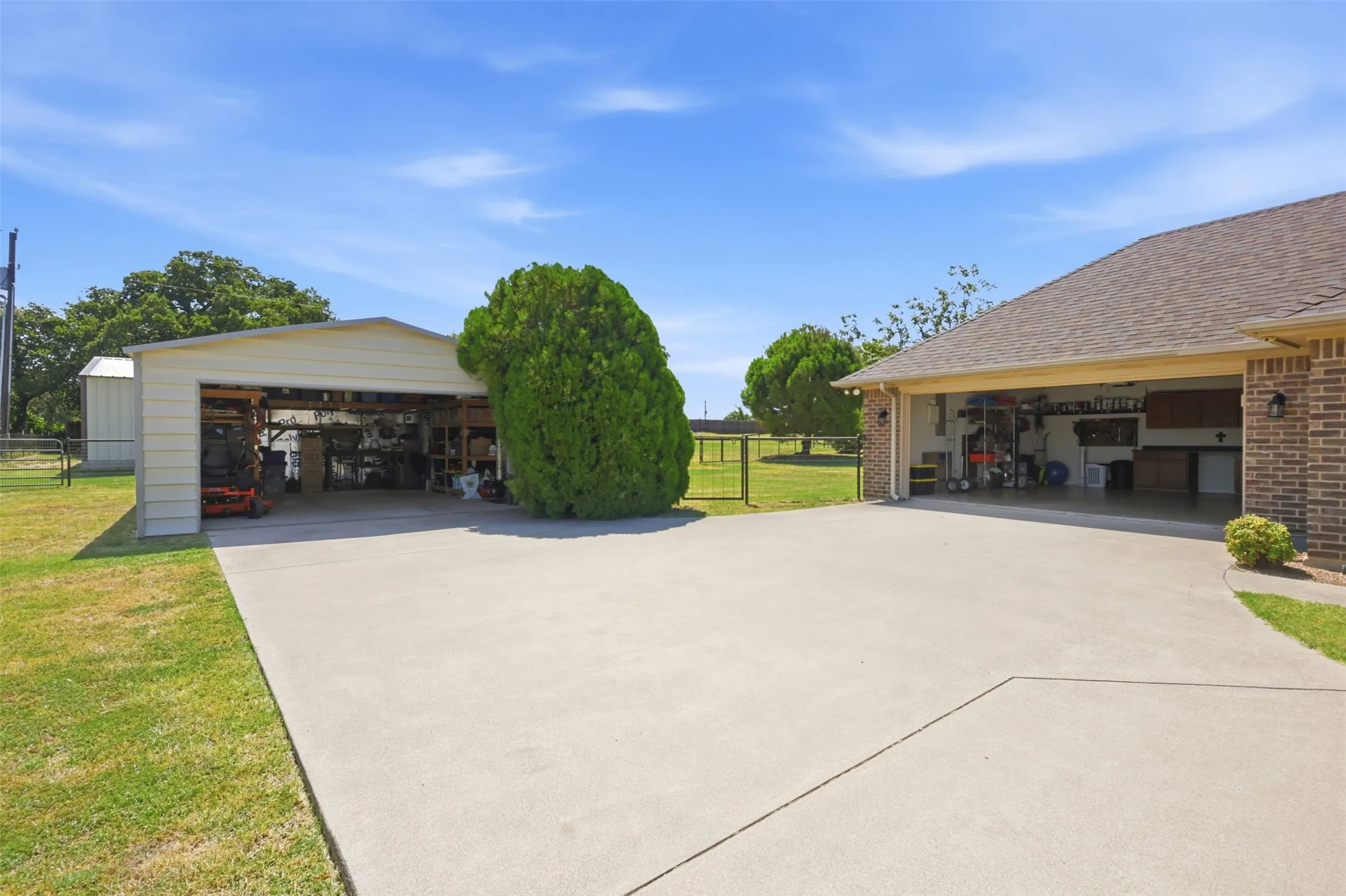 Single Family Residence For Rent in Parker County , 109 Crestwood Lane, Springtown, Texas 76082, 3 Bedroom, 2 Bathroom, 2 Garage spaces, 1,970 Sqft, built in 2003, mls#21386007, Real Estate Agent in Springtown, Homes For Rent in Parker county, Homes For Rent in Springtown, Realtor in Springtown Texas, Real Estate Brokerage Independent Realty Texas, Luminita Cordes Realtor