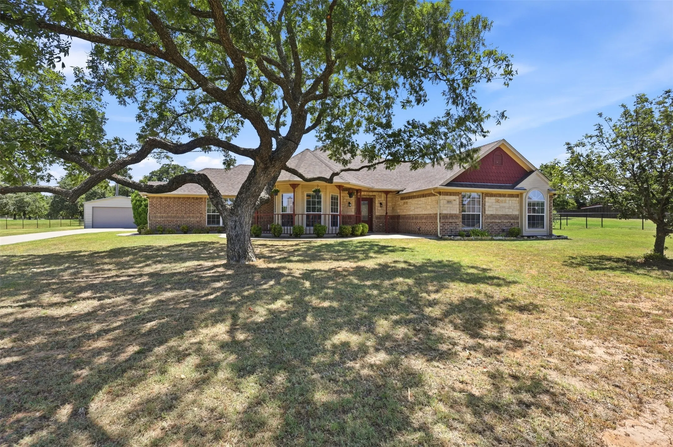 Single Family Residence For Rent in Parker County , 109 Crestwood Lane, Springtown, Texas 76082, 3 Bedroom, 2 Bathroom, 2 Garage spaces, 1,970 Sqft, built in 2003, mls#21386007, Real Estate Agent in Springtown, Homes For Rent in Parker county, Homes For Rent in Springtown, Realtor in Springtown Texas, Real Estate Brokerage Independent Realty Texas, Luminita Cordes Realtor