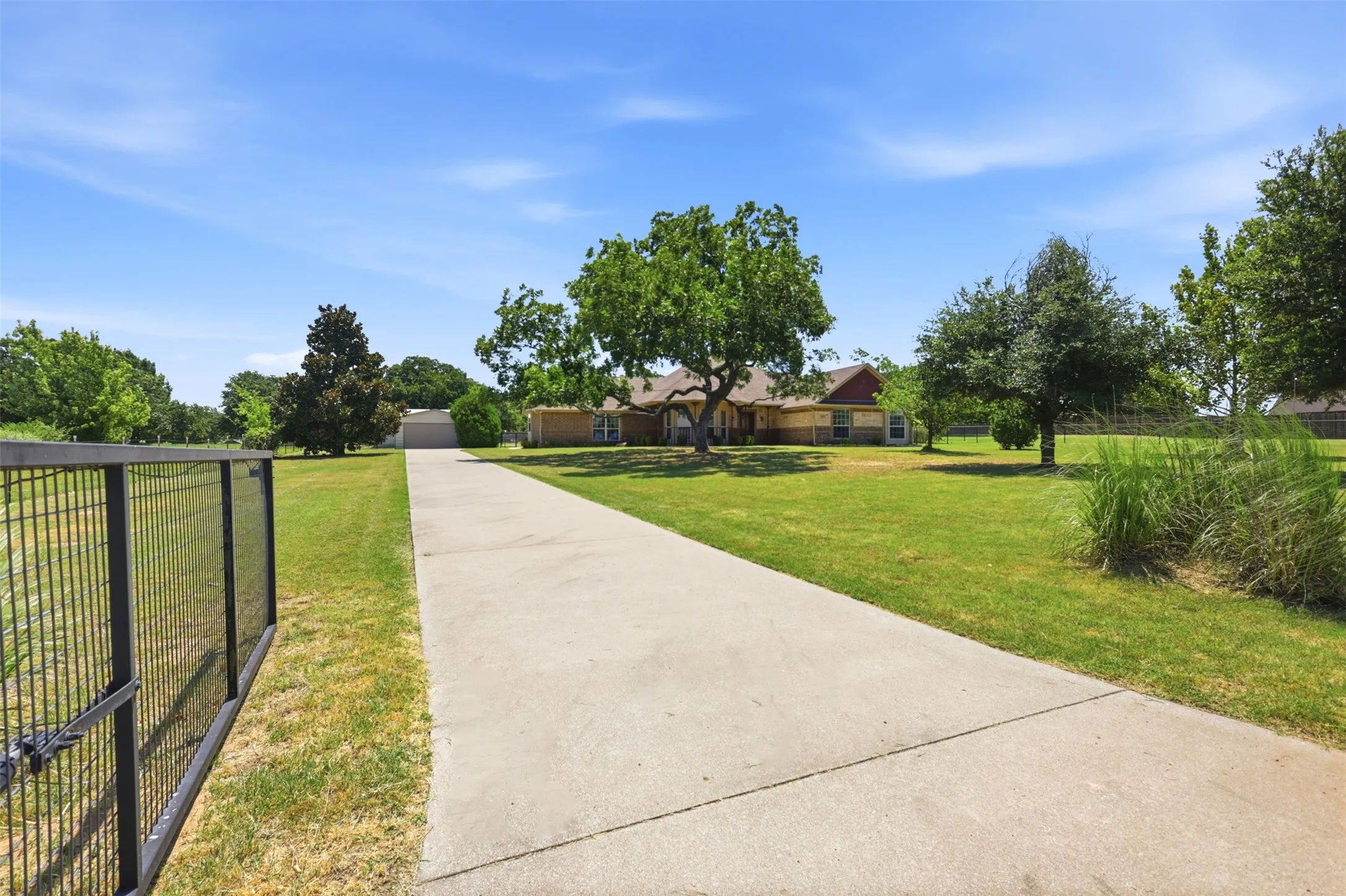 Single Family Residence For Rent in Parker County , 109 Crestwood Lane, Springtown, Texas 76082, 3 Bedroom, 2 Bathroom, 2 Garage spaces, 1,970 Sqft, built in 2003, mls#21386007, Real Estate Agent in Springtown, Homes For Rent in Parker county, Homes For Rent in Springtown, Realtor in Springtown Texas, Real Estate Brokerage Independent Realty Texas, Luminita Cordes Realtor