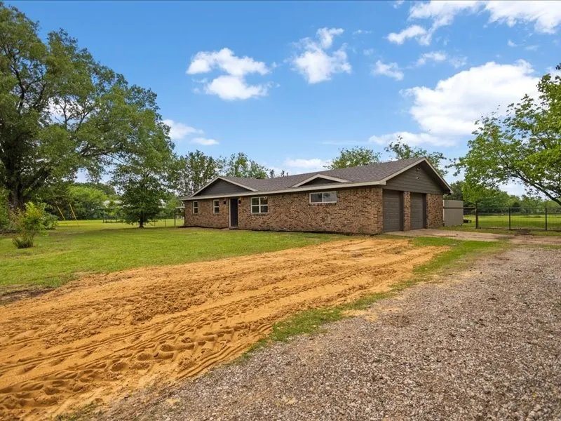 Single Family Residence For Sale in Van Zandt County , 3901 Fm 1395, Wills Point, Texas 75169, 3 Bedroom, 2 Bathroom, 2 Garage spaces, 1,933 Sqft, built in 1965, mls#21386031, Real Estate Agent in Wills Point, Homes For Sale in Van Zandt county, Homes For Sale in Wills Point, Realtor in Wills Point Texas, Real Estate Brokerage Independent Realty Texas, Luminita Cordes Realtor