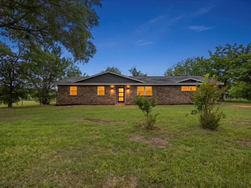 Single Family Residence For Sale in Van Zandt County , 3901 Fm 1395, Wills Point, Texas 75169, 3 Bedroom, 2 Bathroom, 2 Garage spaces, 1,933 Sqft, built in 1965, mls#21386031, Real Estate Agent in Wills Point, Homes For Sale in Van Zandt county, Homes For Sale in Wills Point, Realtor in Wills Point Texas, Real Estate Brokerage Independent Realty Texas, Luminita Cordes Realtor