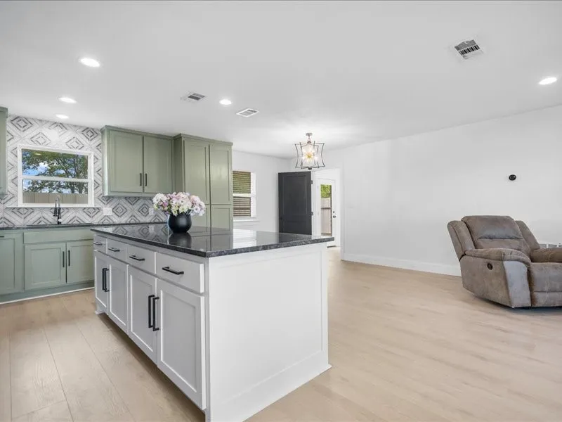 Single Family Residence For Sale in Van Zandt County , 3901 Fm 1395, Wills Point, Texas 75169, 3 Bedroom, 2 Bathroom, 2 Garage spaces, 1,933 Sqft, built in 1965, mls#21386031, Real Estate Agent in Wills Point, Homes For Sale in Van Zandt county, Homes For Sale in Wills Point, Realtor in Wills Point Texas, Real Estate Brokerage Independent Realty Texas, Luminita Cordes Realtor