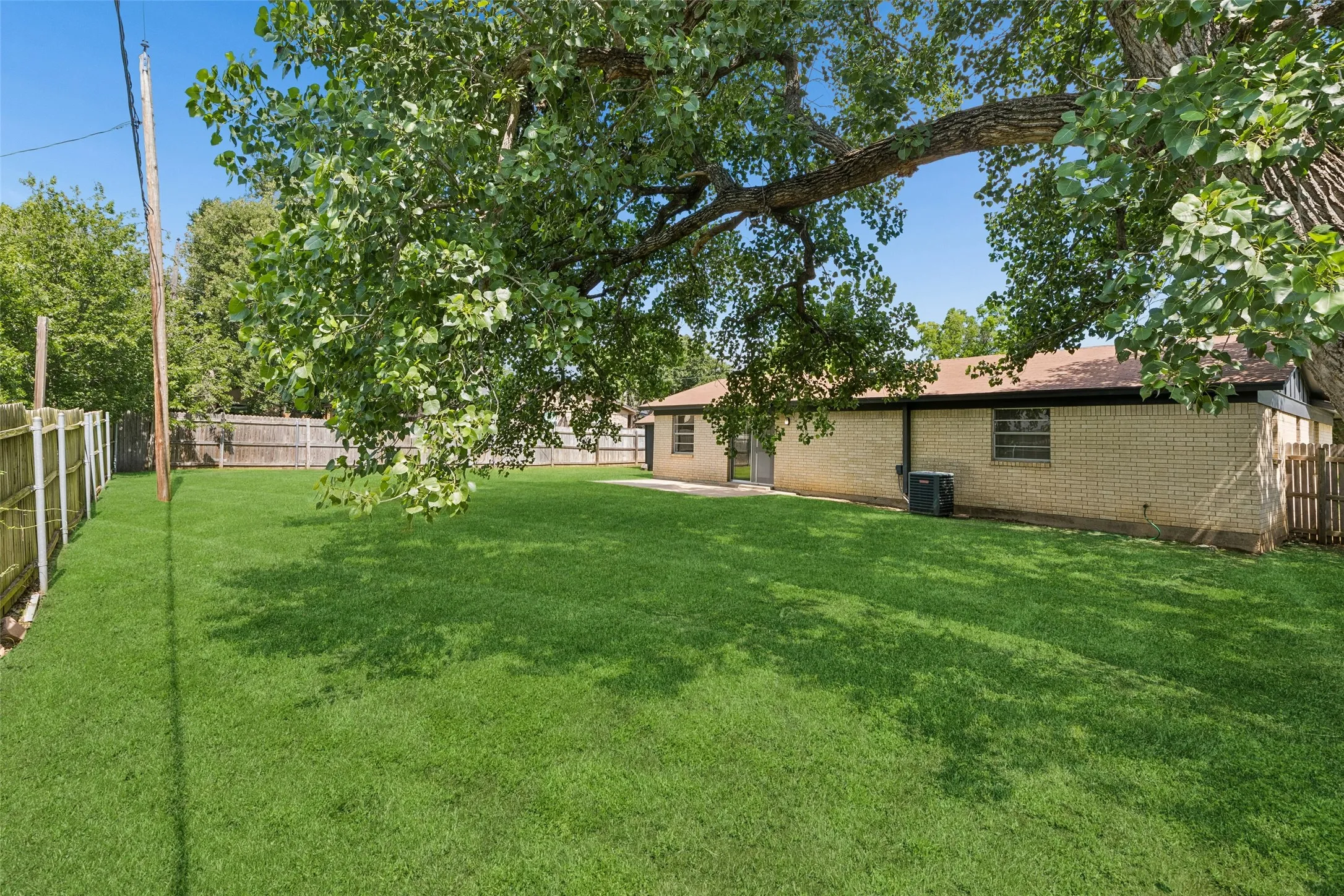 Single Family Residence For Sale in Tarrant County , 7440 Beckwood Drive, Fort Worth, Texas 76112, 4 Bedroom, 2 Bathroom, Garage spaces, 1,945 Sqft, built in 1968, mls#21362188, Real Estate Agent in Fort Worth, Homes For Sale in Tarrant county, Homes For Sale in Fort Worth, Realtor in Fort Worth Texas, Real Estate Brokerage Independent Realty Texas, Luminita Cordes Realtor