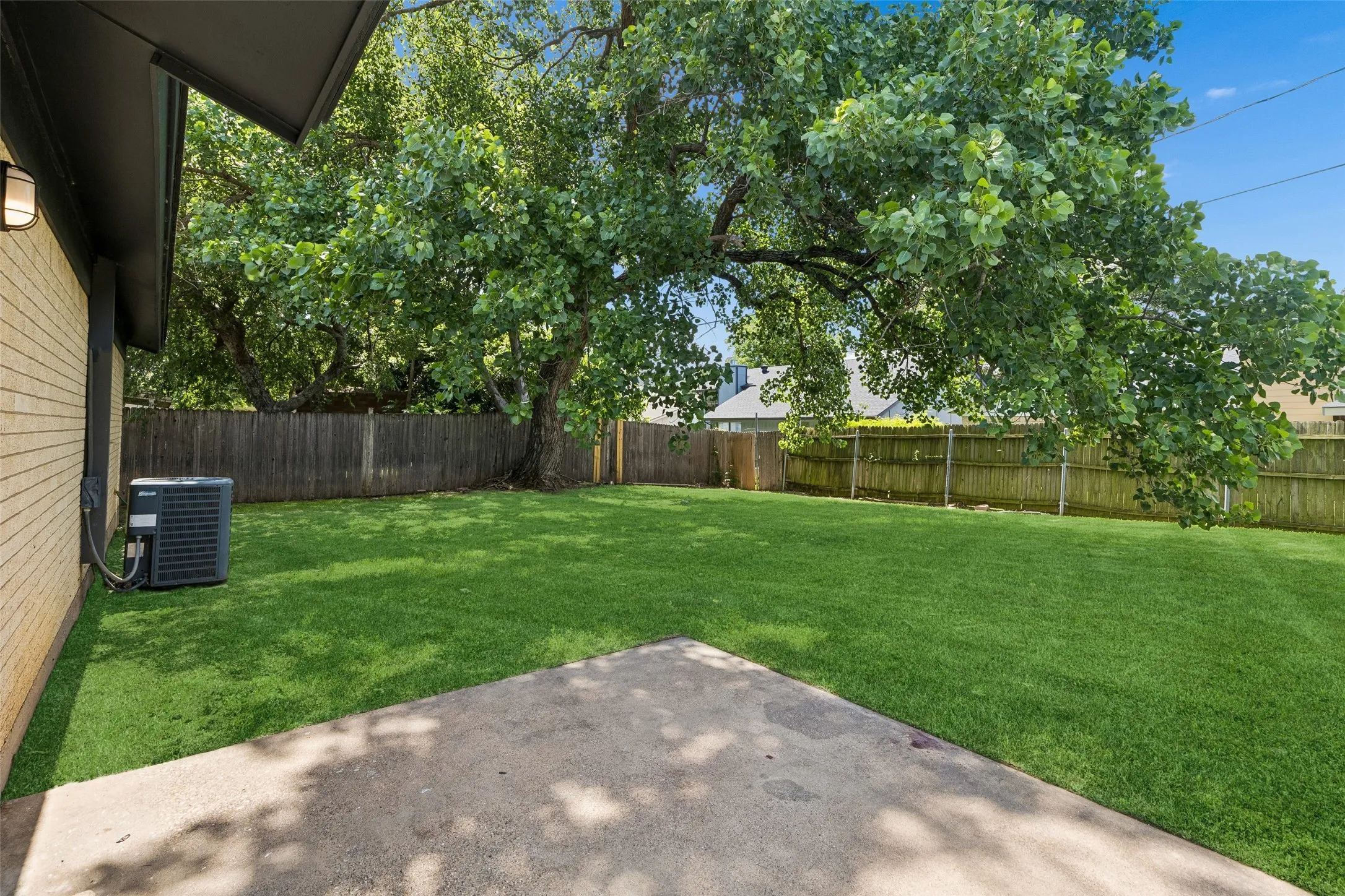 Single Family Residence For Sale in Tarrant County , 7440 Beckwood Drive, Fort Worth, Texas 76112, 4 Bedroom, 2 Bathroom, Garage spaces, 1,945 Sqft, built in 1968, mls#21362188, Real Estate Agent in Fort Worth, Homes For Sale in Tarrant county, Homes For Sale in Fort Worth, Realtor in Fort Worth Texas, Real Estate Brokerage Independent Realty Texas, Luminita Cordes Realtor
