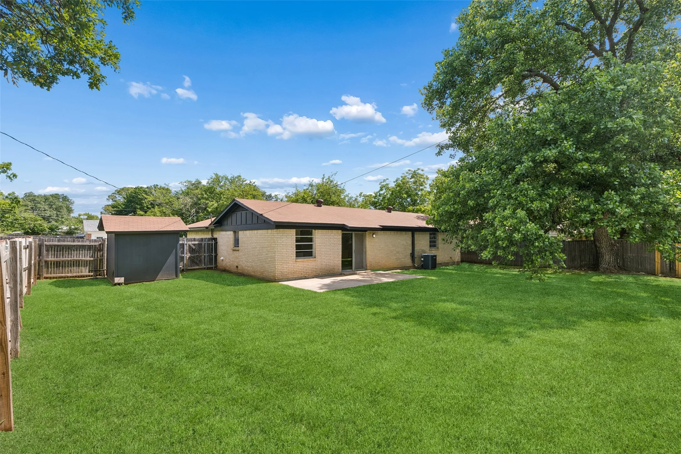 Single Family Residence For Sale in Tarrant County , 7440 Beckwood Drive, Fort Worth, Texas 76112, 4 Bedroom, 2 Bathroom, Garage spaces, 1,945 Sqft, built in 1968, mls#21362188, Real Estate Agent in Fort Worth, Homes For Sale in Tarrant county, Homes For Sale in Fort Worth, Realtor in Fort Worth Texas, Real Estate Brokerage Independent Realty Texas, Luminita Cordes Realtor