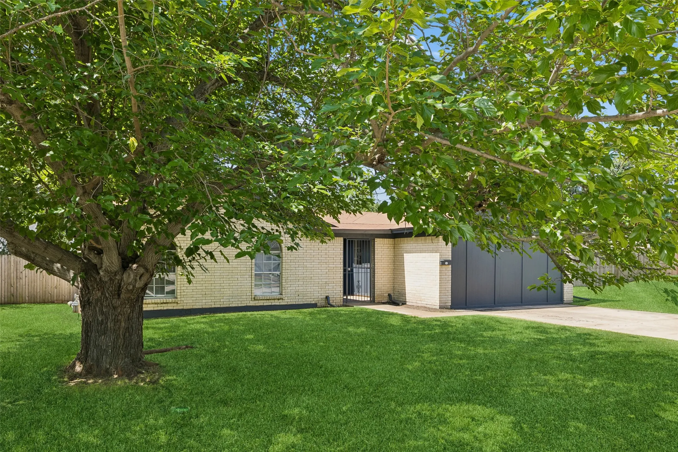 Single Family Residence For Sale in Tarrant County , 7440 Beckwood Drive, Fort Worth, Texas 76112, 4 Bedroom, 2 Bathroom, Garage spaces, 1,945 Sqft, built in 1968, mls#21362188, Real Estate Agent in Fort Worth, Homes For Sale in Tarrant county, Homes For Sale in Fort Worth, Realtor in Fort Worth Texas, Real Estate Brokerage Independent Realty Texas, Luminita Cordes Realtor