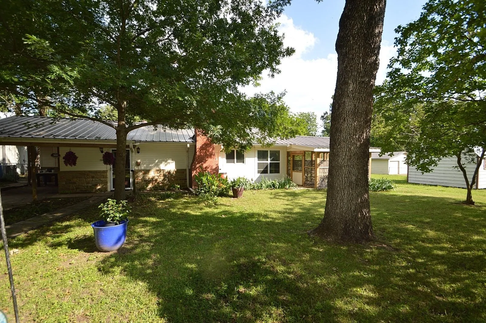 Single Family Residence For Sale in Rains County , 169 Littlefield Drive, East Tawakoni, Texas 75472, 1 Bedroom, 1 Bathroom, Garage spaces, 1,268 Sqft, built in 1974, mls#21384841, Real Estate Agent in East Tawakoni, Homes For Sale in Rains county, Homes For Sale in East Tawakoni, Realtor in East Tawakoni Texas, Real Estate Brokerage Independent Realty Texas, Luminita Cordes Realtor