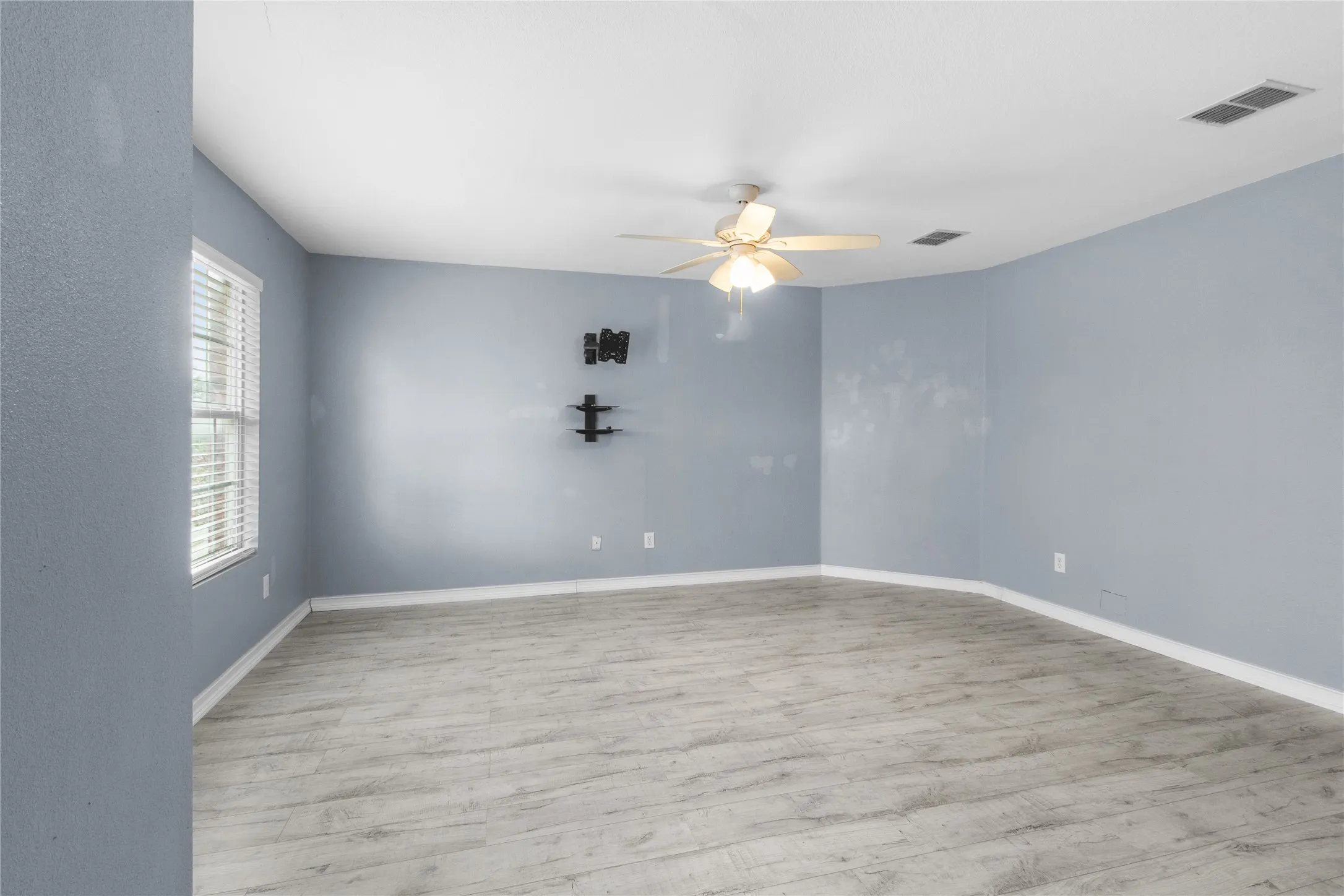 Single Family Residence For Sale in Johnson County , 1312 Erin Court, Burleson, Texas 76028, 4 Bedroom, 3 Bathroom, 2 Garage spaces, 2,320 Sqft, built in 2006, mls#21385175, Real Estate Agent in Burleson, Homes For Sale in Johnson county, Homes For Sale in Burleson, Realtor in Burleson Texas, Real Estate Brokerage Independent Realty Texas, Luminita Cordes Realtor