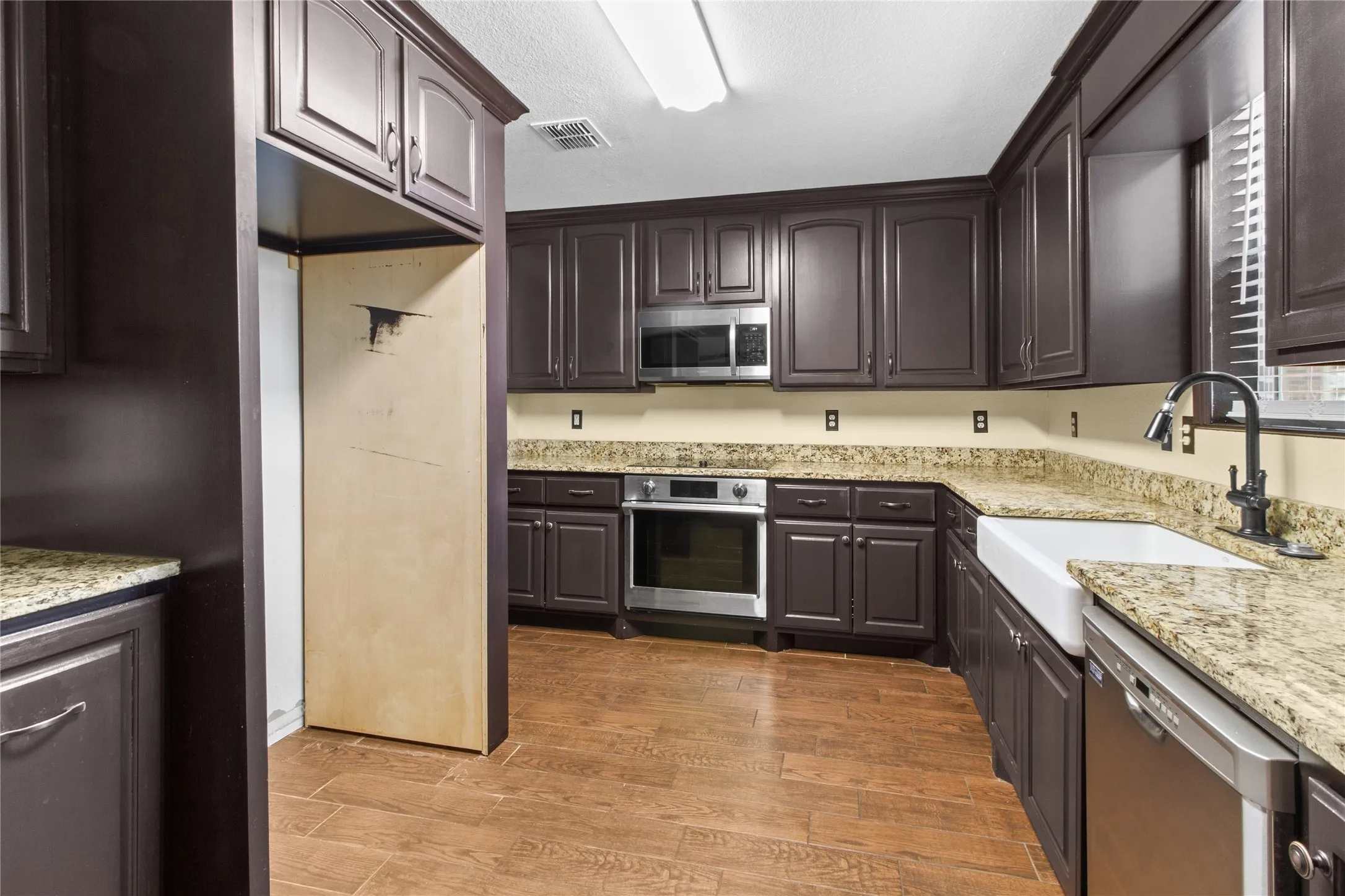 Single Family Residence For Sale in Johnson County , 1312 Erin Court, Burleson, Texas 76028, 4 Bedroom, 3 Bathroom, 2 Garage spaces, 2,320 Sqft, built in 2006, mls#21385175, Real Estate Agent in Burleson, Homes For Sale in Johnson county, Homes For Sale in Burleson, Realtor in Burleson Texas, Real Estate Brokerage Independent Realty Texas, Luminita Cordes Realtor