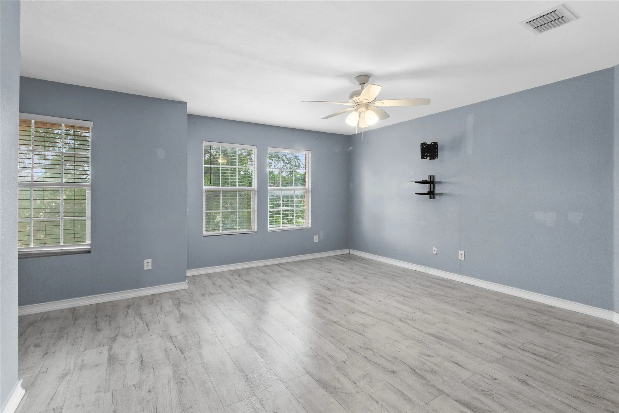 Single Family Residence For Sale in Johnson County , 1312 Erin Court, Burleson, Texas 76028, 4 Bedroom, 3 Bathroom, 2 Garage spaces, 2,320 Sqft, built in 2006, mls#21385175, Real Estate Agent in Burleson, Homes For Sale in Johnson county, Homes For Sale in Burleson, Realtor in Burleson Texas, Real Estate Brokerage Independent Realty Texas, Luminita Cordes Realtor