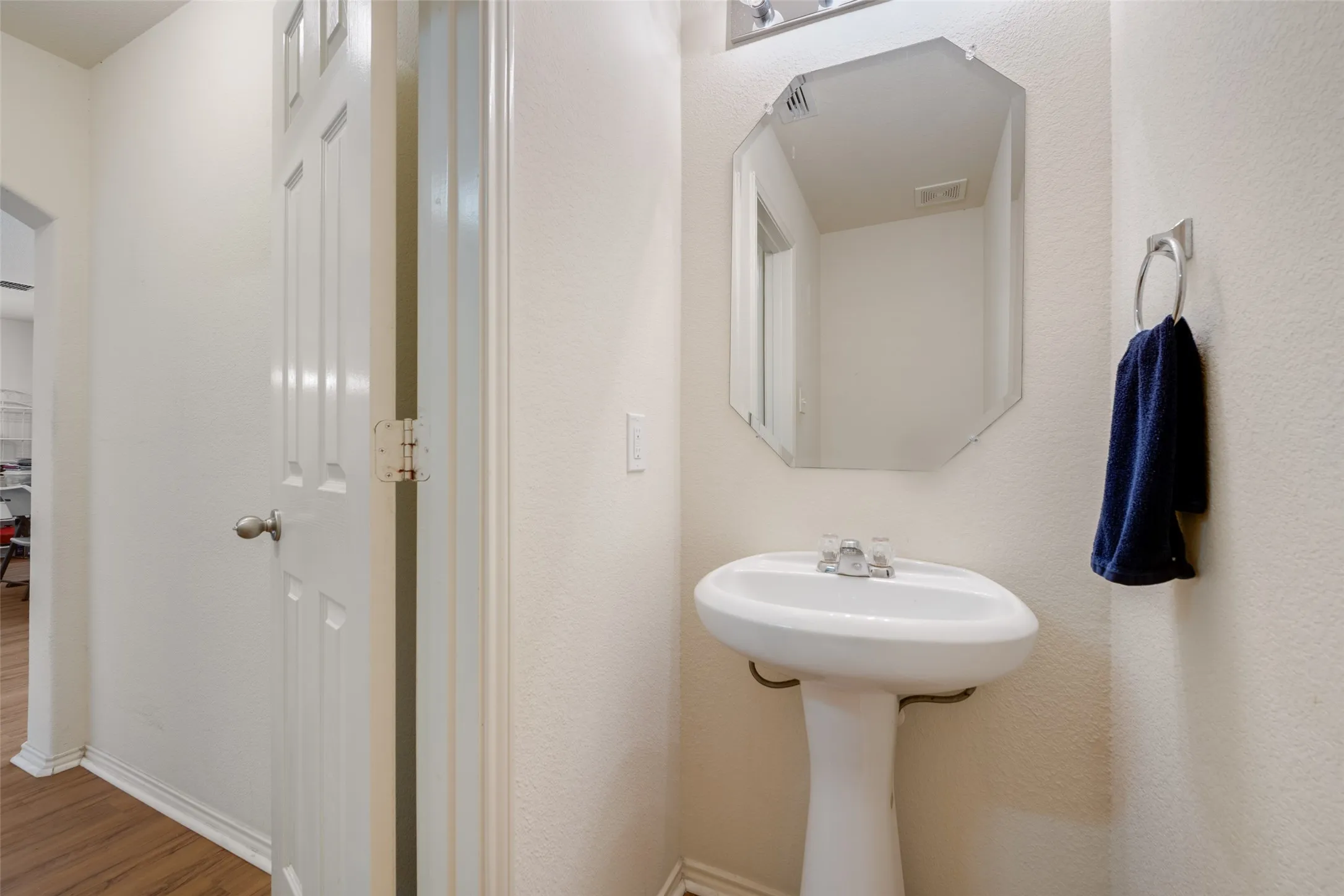 Townhouse For Rent in Tarrant County , 7408 Lazy Spur Boulevard, Fort Worth, Texas 76131, 3 Bedroom, 3 Bathroom, 2 Garage spaces, 1,653 Sqft, built in 2010, mls#21382702, Real Estate Agent in Fort Worth, Homes For Rent in Tarrant county, Homes For Rent in Fort Worth, Realtor in Fort Worth Texas, Real Estate Brokerage Independent Realty Texas, Luminita Cordes Realtor