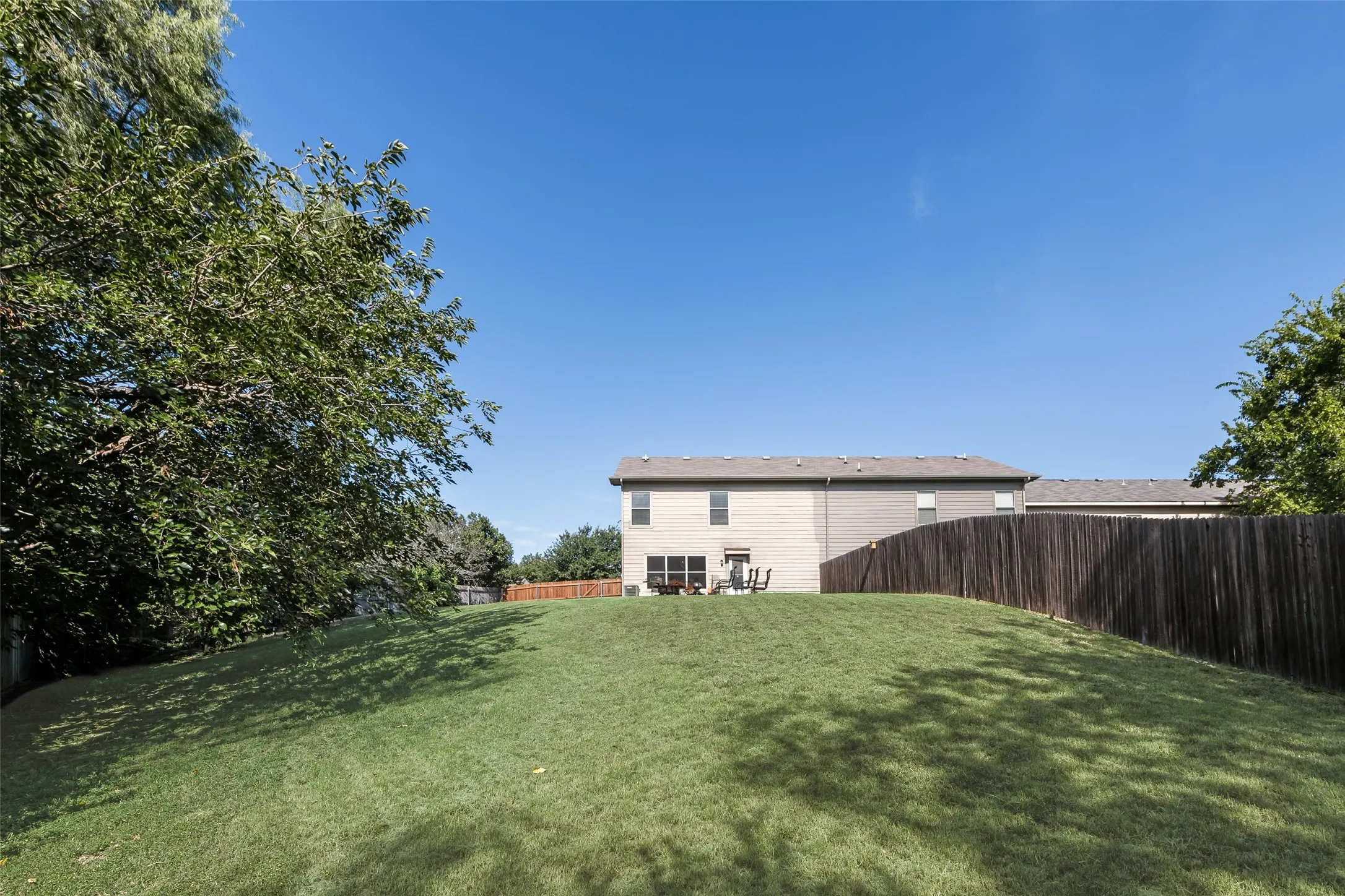 Townhouse For Rent in Tarrant County , 7408 Lazy Spur Boulevard, Fort Worth, Texas 76131, 3 Bedroom, 3 Bathroom, 2 Garage spaces, 1,653 Sqft, built in 2010, mls#21382702, Real Estate Agent in Fort Worth, Homes For Rent in Tarrant county, Homes For Rent in Fort Worth, Realtor in Fort Worth Texas, Real Estate Brokerage Independent Realty Texas, Luminita Cordes Realtor