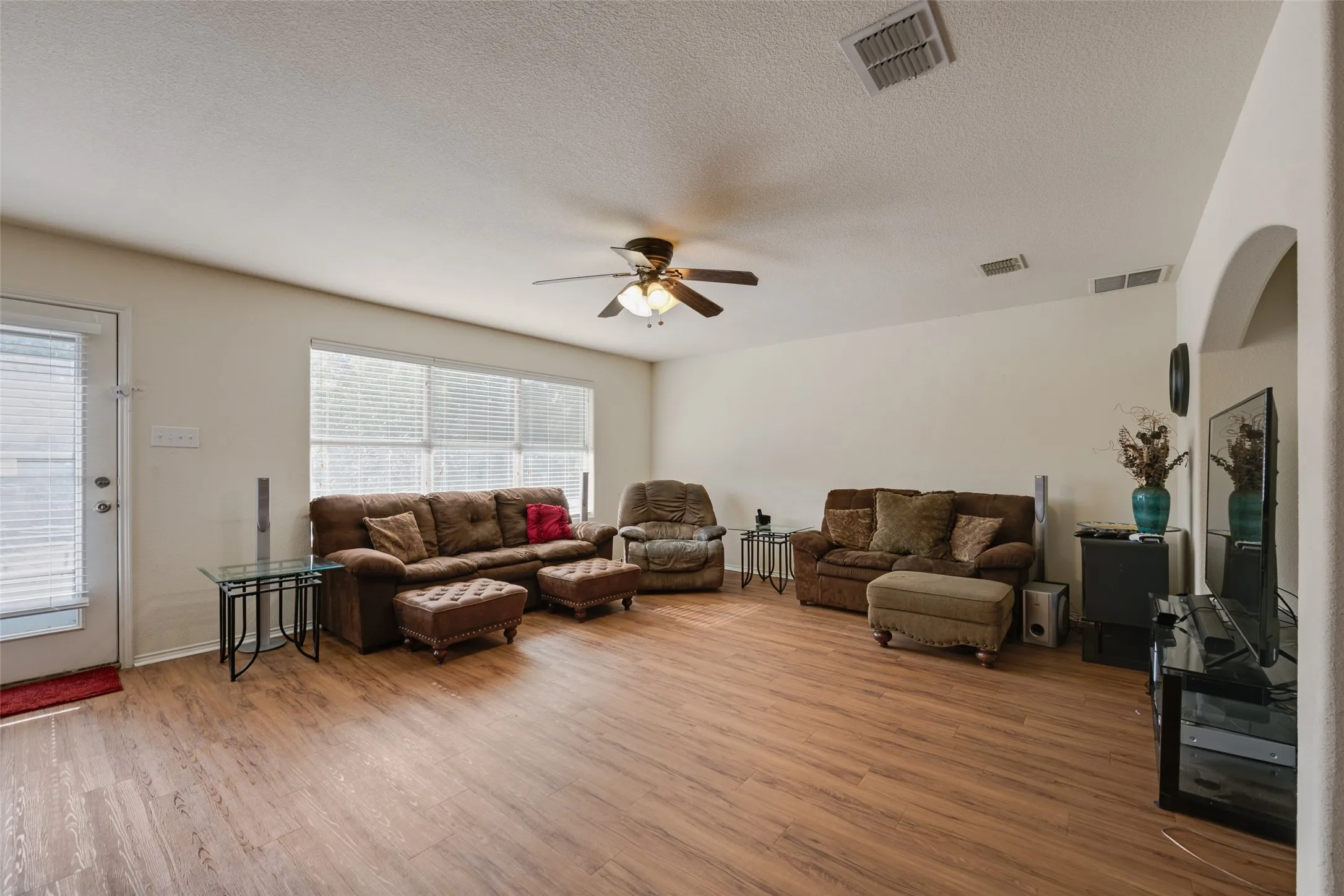 Townhouse For Rent in Tarrant County , 7408 Lazy Spur Boulevard, Fort Worth, Texas 76131, 3 Bedroom, 3 Bathroom, 2 Garage spaces, 1,653 Sqft, built in 2010, mls#21382702, Real Estate Agent in Fort Worth, Homes For Rent in Tarrant county, Homes For Rent in Fort Worth, Realtor in Fort Worth Texas, Real Estate Brokerage Independent Realty Texas, Luminita Cordes Realtor