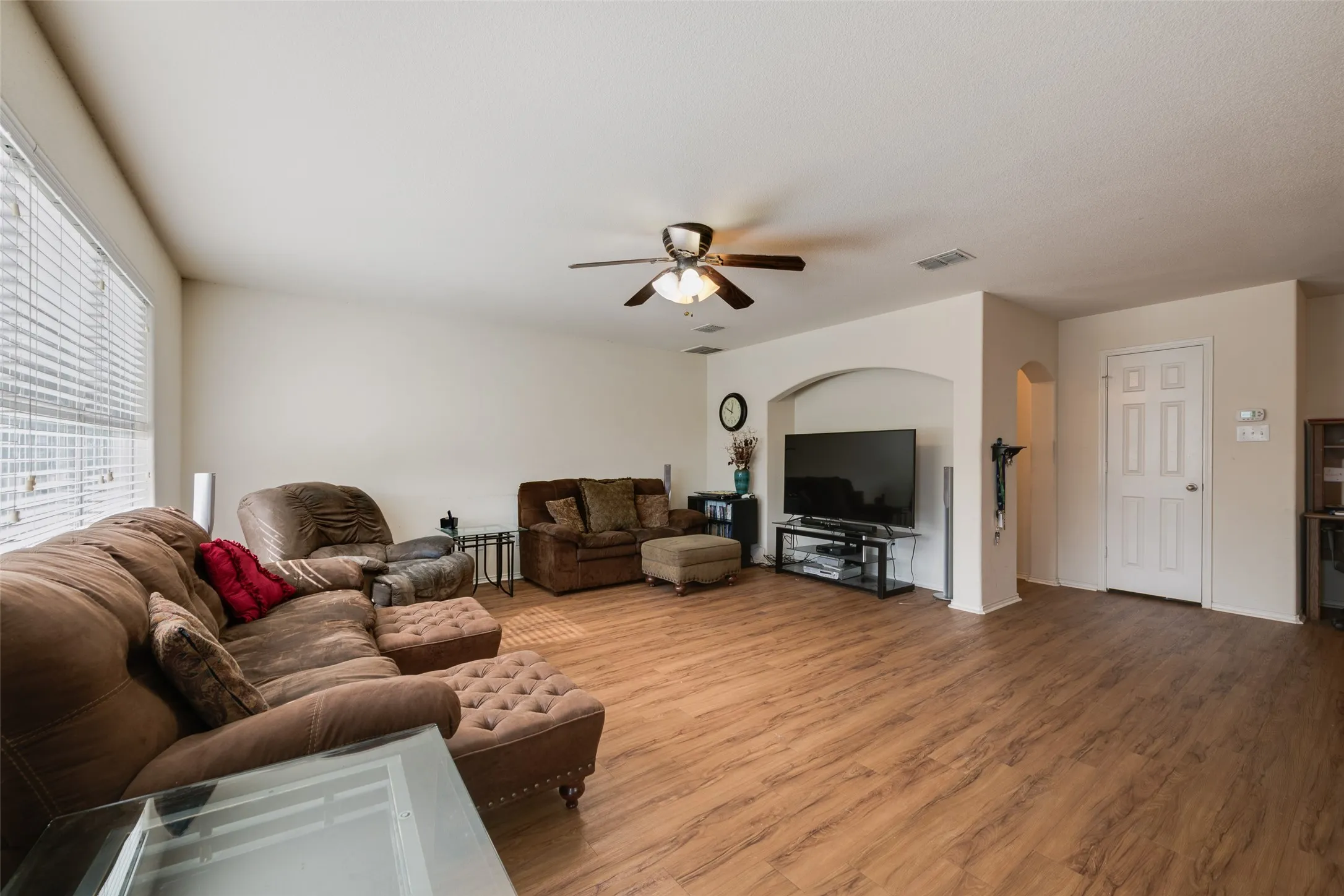 Townhouse For Rent in Tarrant County , 7408 Lazy Spur Boulevard, Fort Worth, Texas 76131, 3 Bedroom, 3 Bathroom, 2 Garage spaces, 1,653 Sqft, built in 2010, mls#21382702, Real Estate Agent in Fort Worth, Homes For Rent in Tarrant county, Homes For Rent in Fort Worth, Realtor in Fort Worth Texas, Real Estate Brokerage Independent Realty Texas, Luminita Cordes Realtor