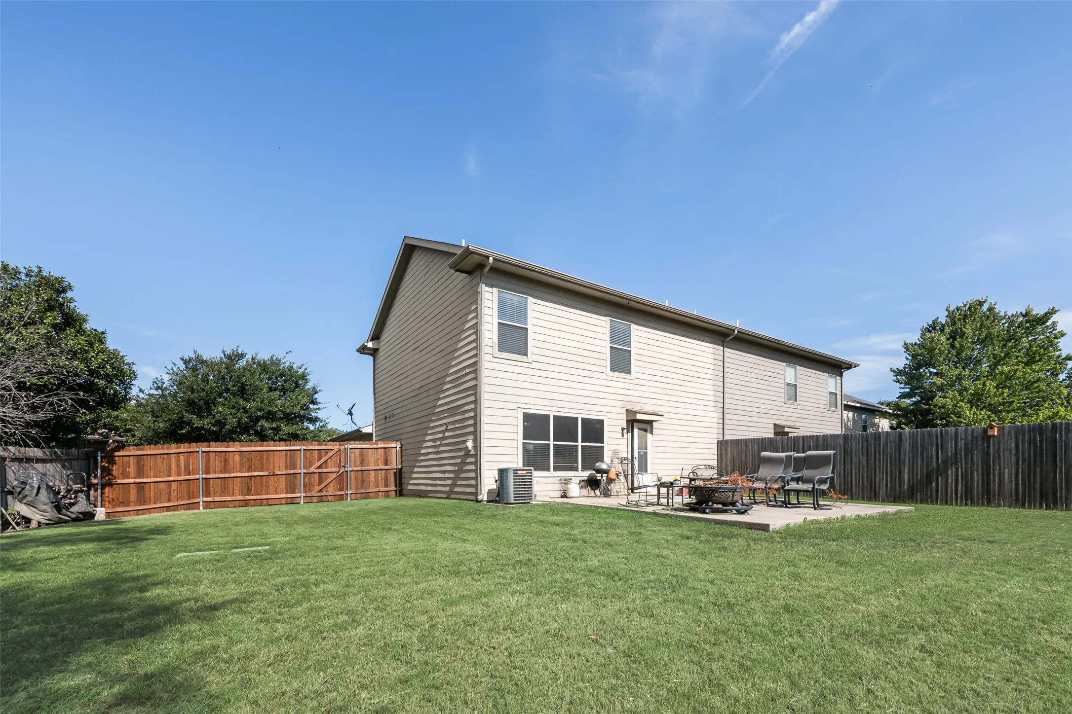 Townhouse For Rent in Tarrant County , 7408 Lazy Spur Boulevard, Fort Worth, Texas 76131, 3 Bedroom, 3 Bathroom, 2 Garage spaces, 1,653 Sqft, built in 2010, mls#21382702, Real Estate Agent in Fort Worth, Homes For Rent in Tarrant county, Homes For Rent in Fort Worth, Realtor in Fort Worth Texas, Real Estate Brokerage Independent Realty Texas, Luminita Cordes Realtor