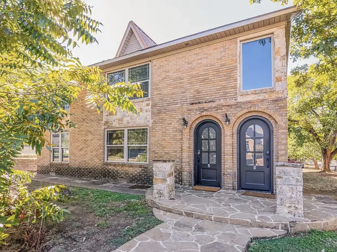 Duplex For Rent in Tarrant County , 2800 Primrose Avenue A, Fort Worth, Texas 76111, 2 Bedroom, 2 Bathroom, 1 Garage spaces, 1,300 Sqft, built in 1935, mls#21385957, Real Estate Agent in Fort Worth, Homes For Rent in Tarrant county, Homes For Rent in Fort Worth, Realtor in Fort Worth Texas, Real Estate Brokerage Independent Realty Texas, Luminita Cordes Realtor