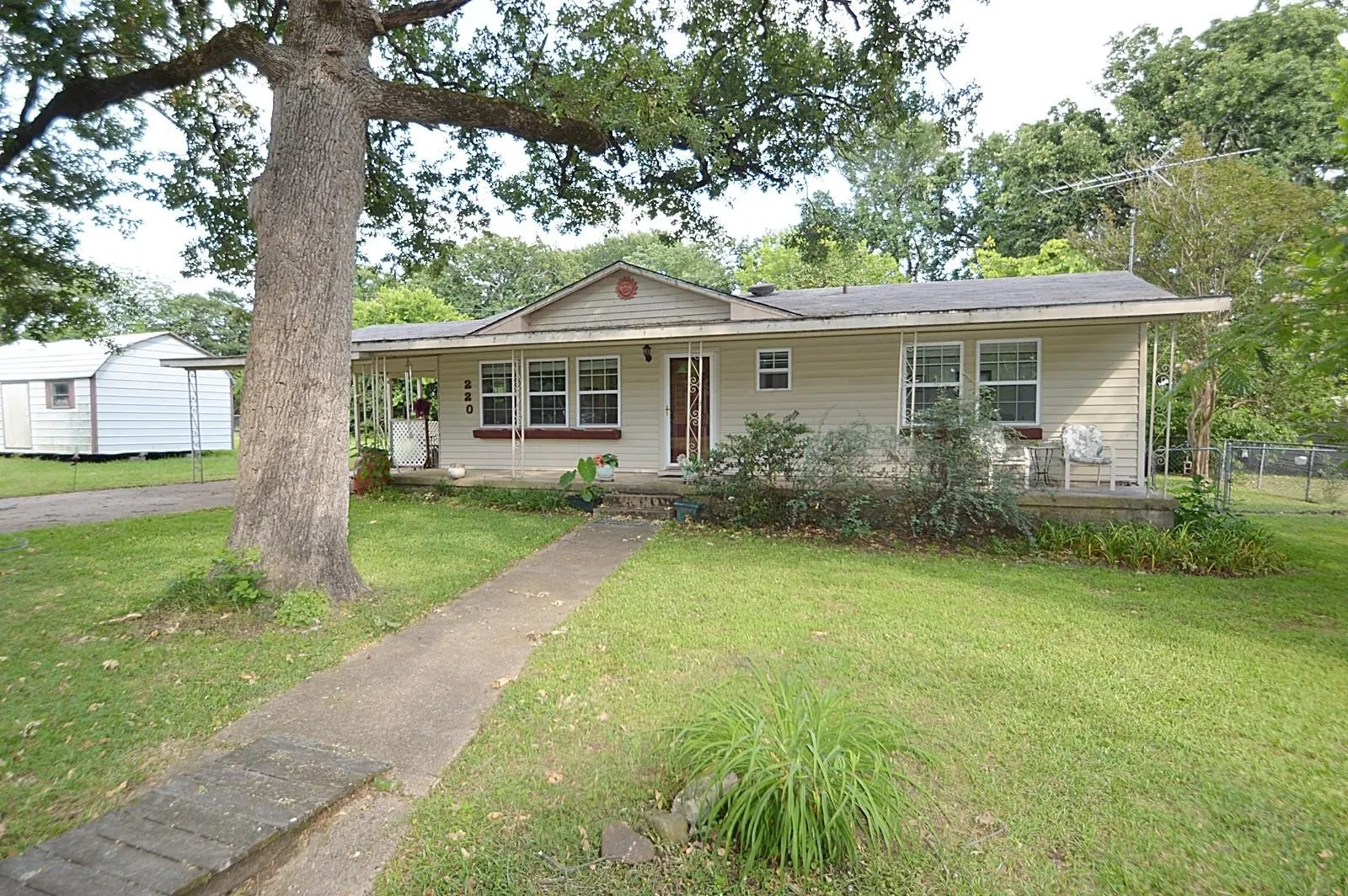 Single Family Residence For Sale in Rains County , 220 Littlefield Drive, East Tawakoni, Texas 75472, 2 Bedroom, 2 Bathroom, Garage spaces, 960 Sqft, built in 1985, mls#21384823, Real Estate Agent in East Tawakoni, Homes For Sale in Rains county, Homes For Sale in East Tawakoni, Realtor in East Tawakoni Texas, Real Estate Brokerage Independent Realty Texas, Luminita Cordes Realtor