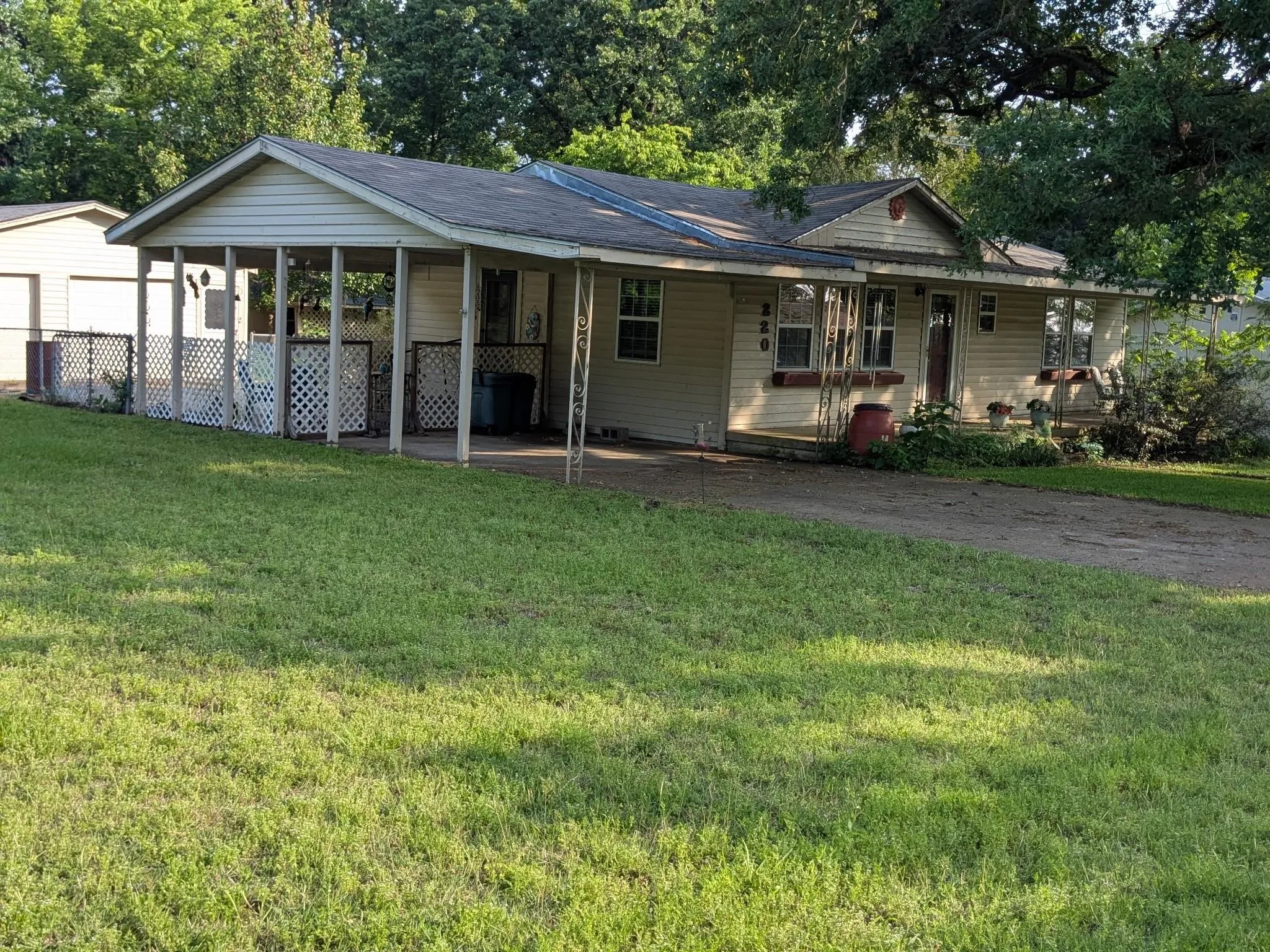 Single Family Residence For Sale in Rains County , 220 Littlefield Drive, East Tawakoni, Texas 75472, 2 Bedroom, 2 Bathroom, Garage spaces, 960 Sqft, built in 1985, mls#21384823, Real Estate Agent in East Tawakoni, Homes For Sale in Rains county, Homes For Sale in East Tawakoni, Realtor in East Tawakoni Texas, Real Estate Brokerage Independent Realty Texas, Luminita Cordes Realtor